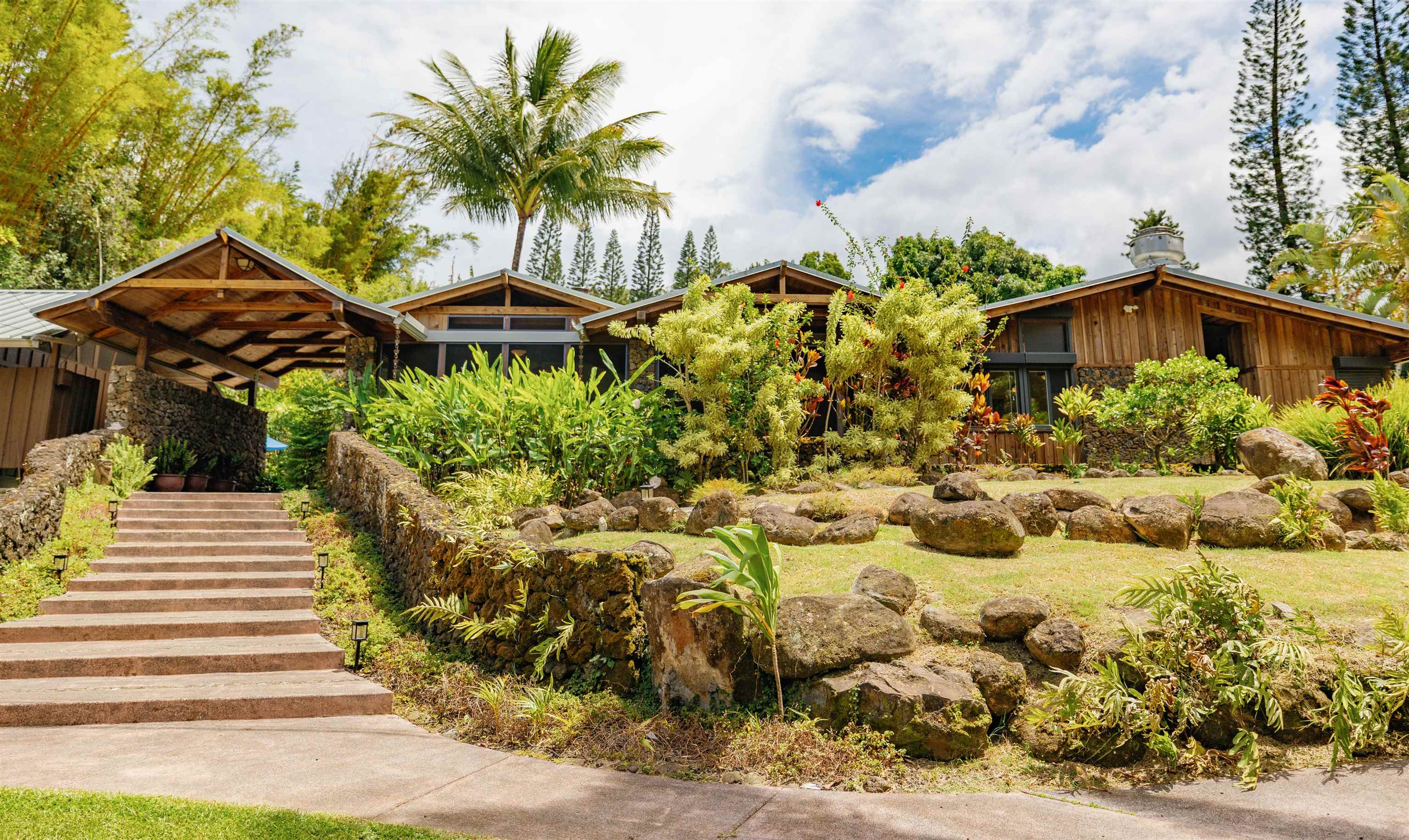 1055  Kaupakalua Rd ,  home - photo 1 of 50