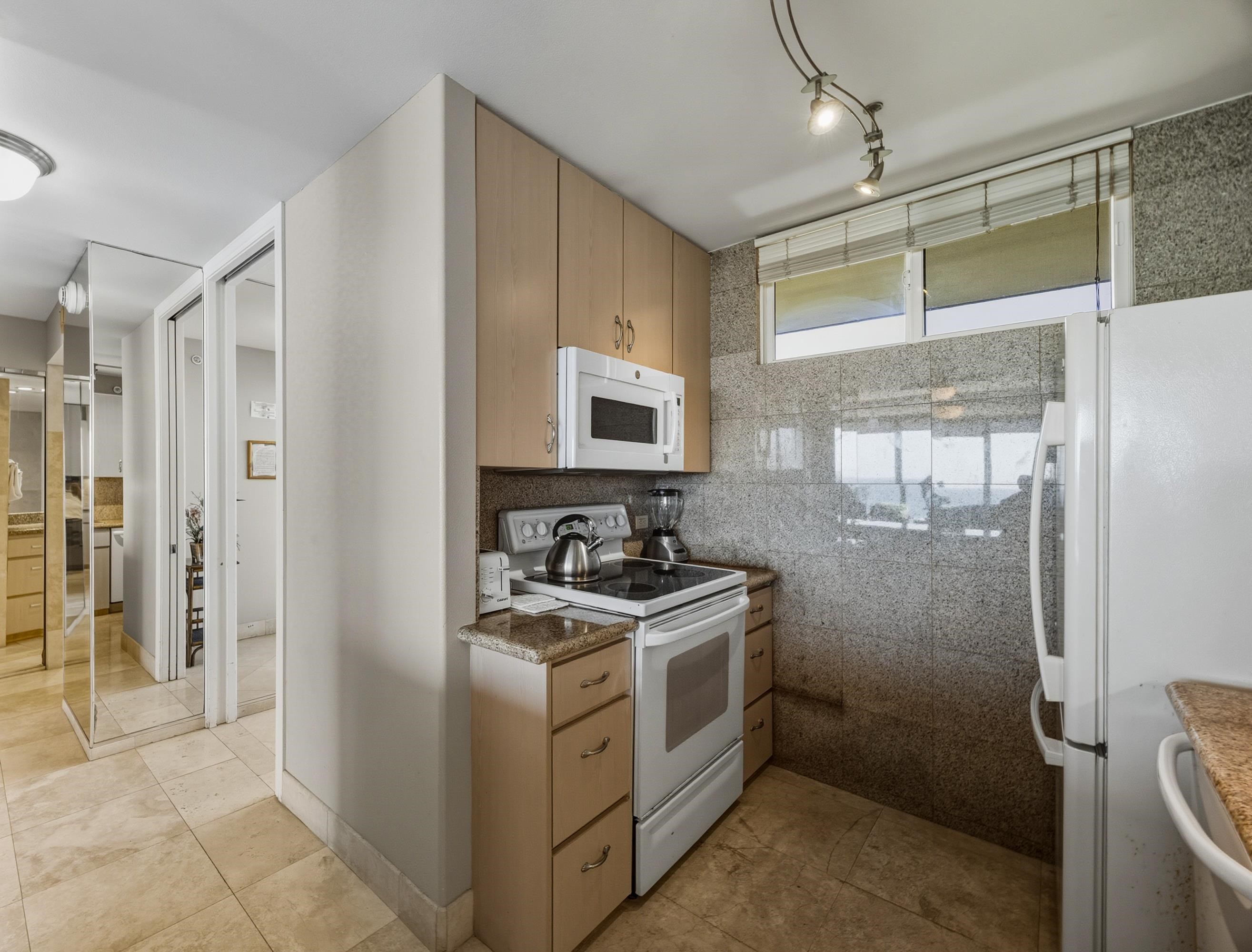 Mahana condo # 1017, Lahaina, Hawaii - photo 15 of 32