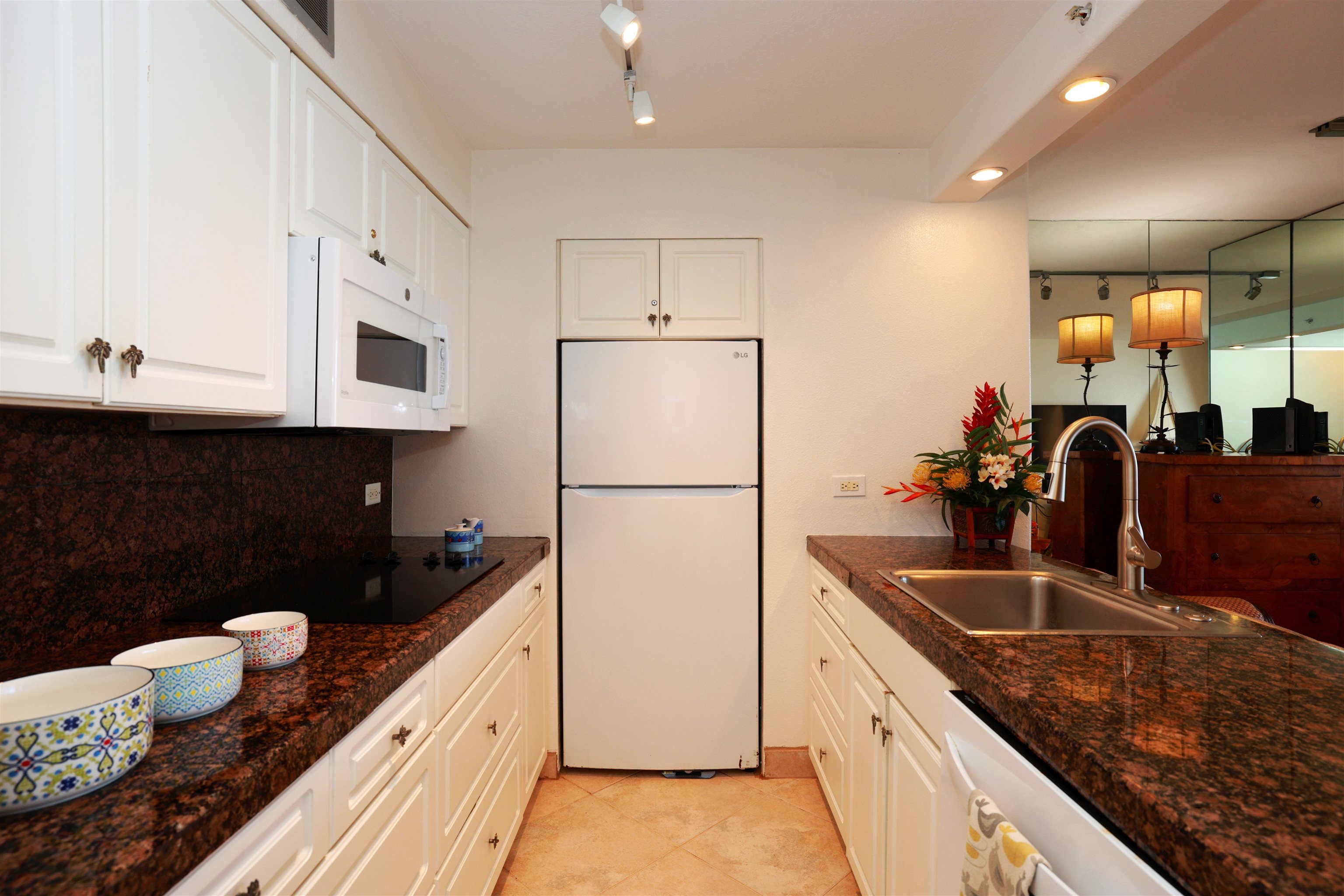 Mahana condo # 412, Lahaina, Hawaii - photo 8 of 34