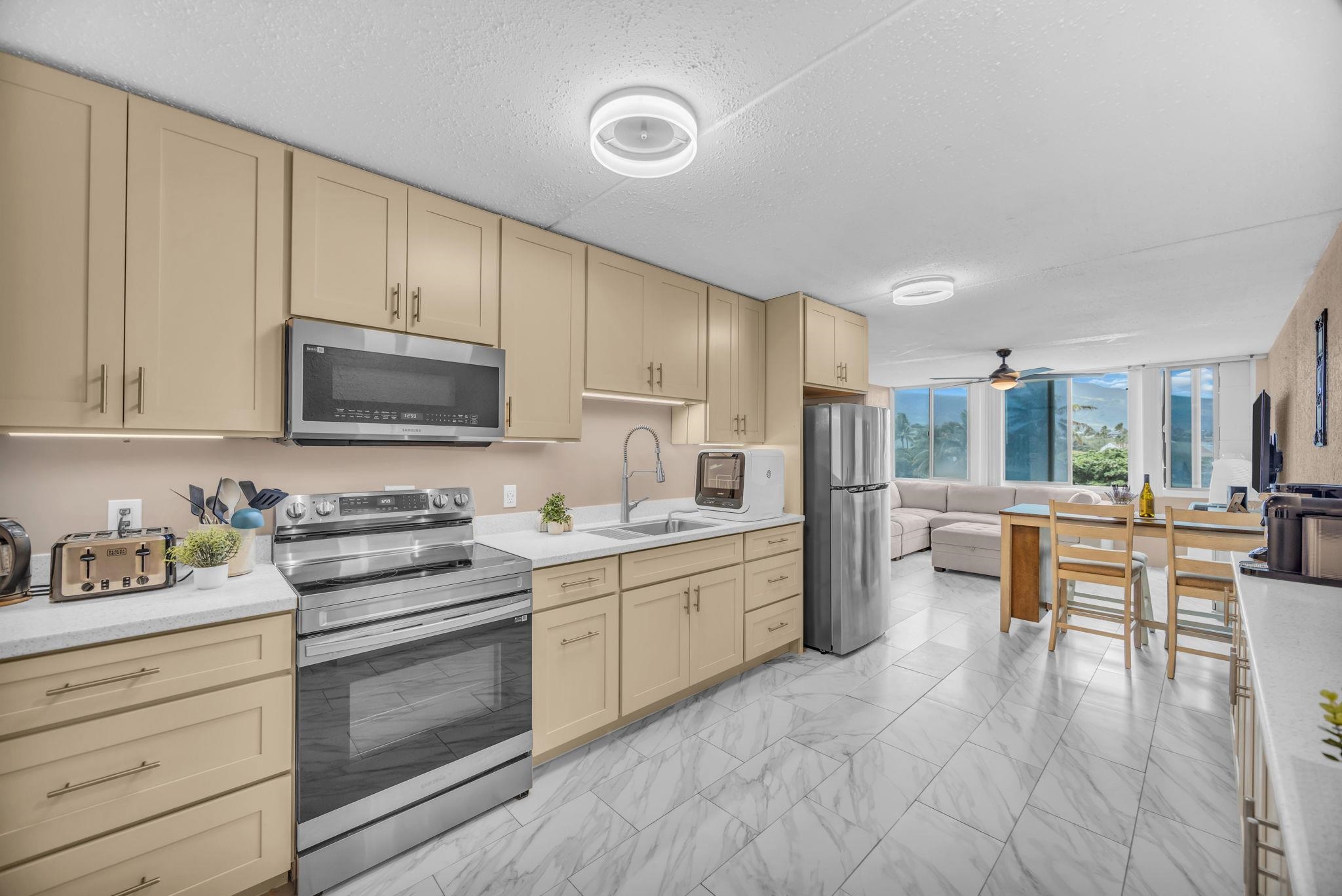 Harbor Lights condo # D-402, Kahului, Hawaii - photo 3 of 27