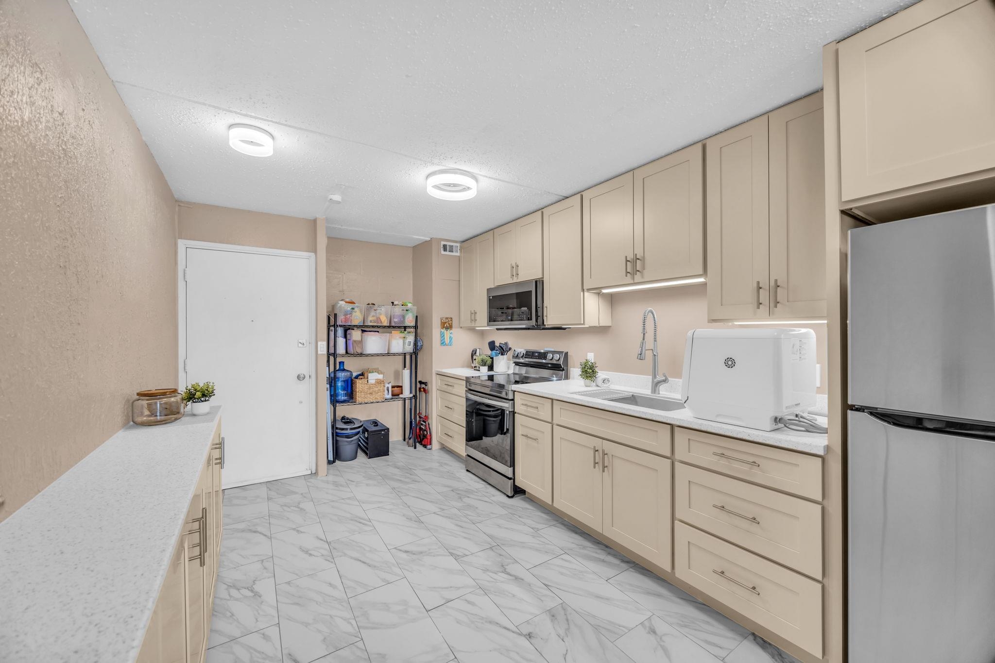 Harbor Lights condo # D-402, Kahului, Hawaii - photo 5 of 27