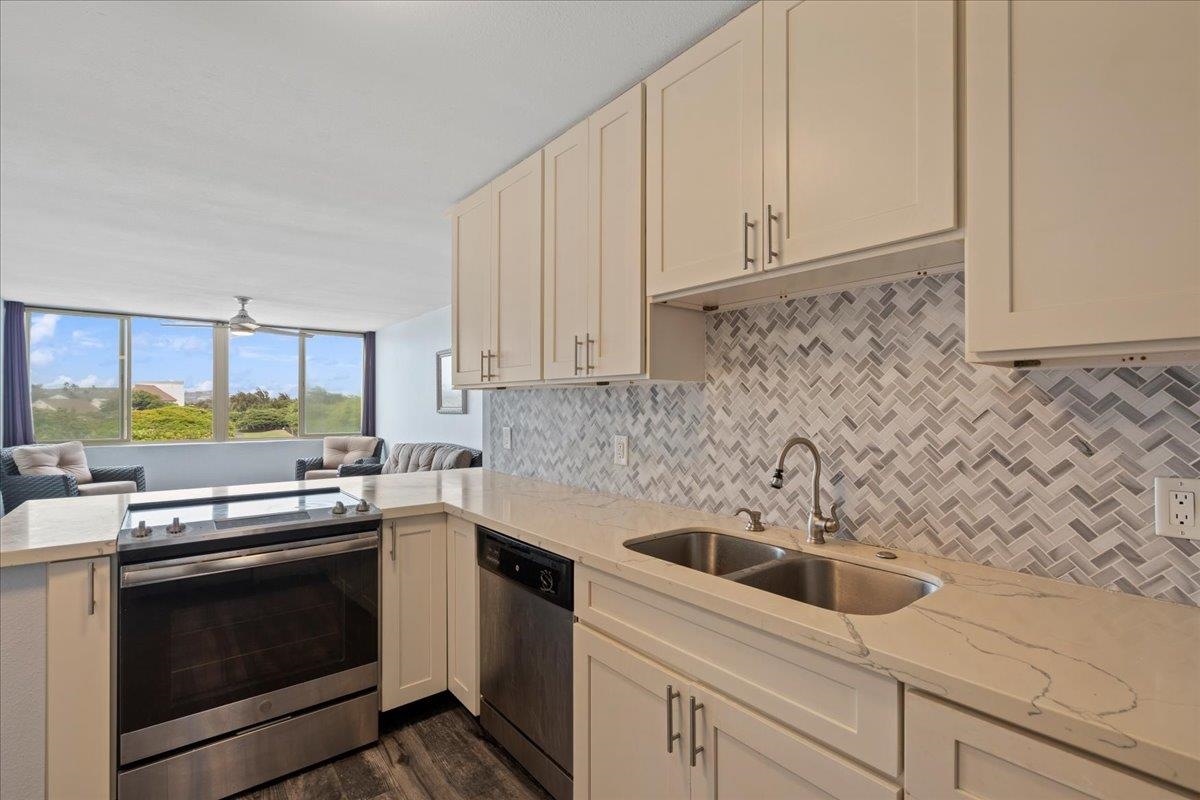 Harbor Lights condo # D 412, Kahului, Hawaii - photo 2 of 37