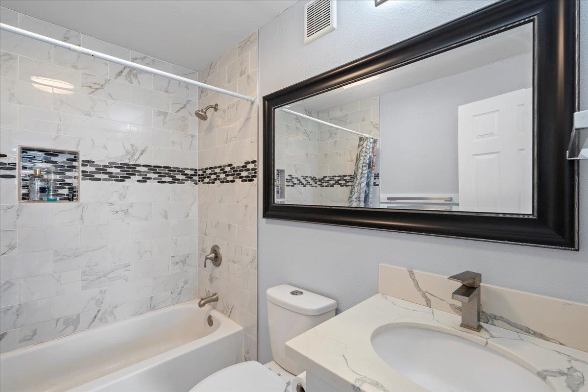 Harbor Lights condo # D 412, Kahului, Hawaii - photo 30 of 37