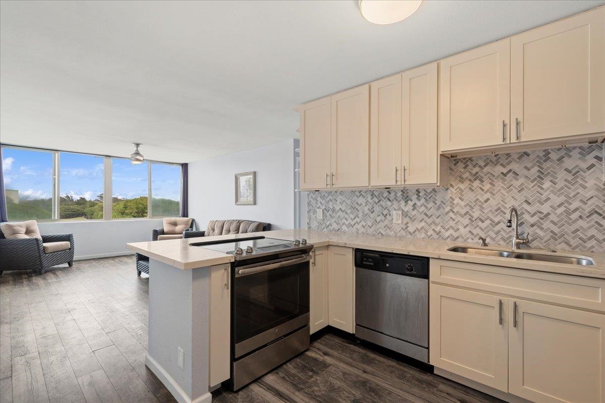 Harbor Lights condo # D 412, Kahului, Hawaii - photo 7 of 37