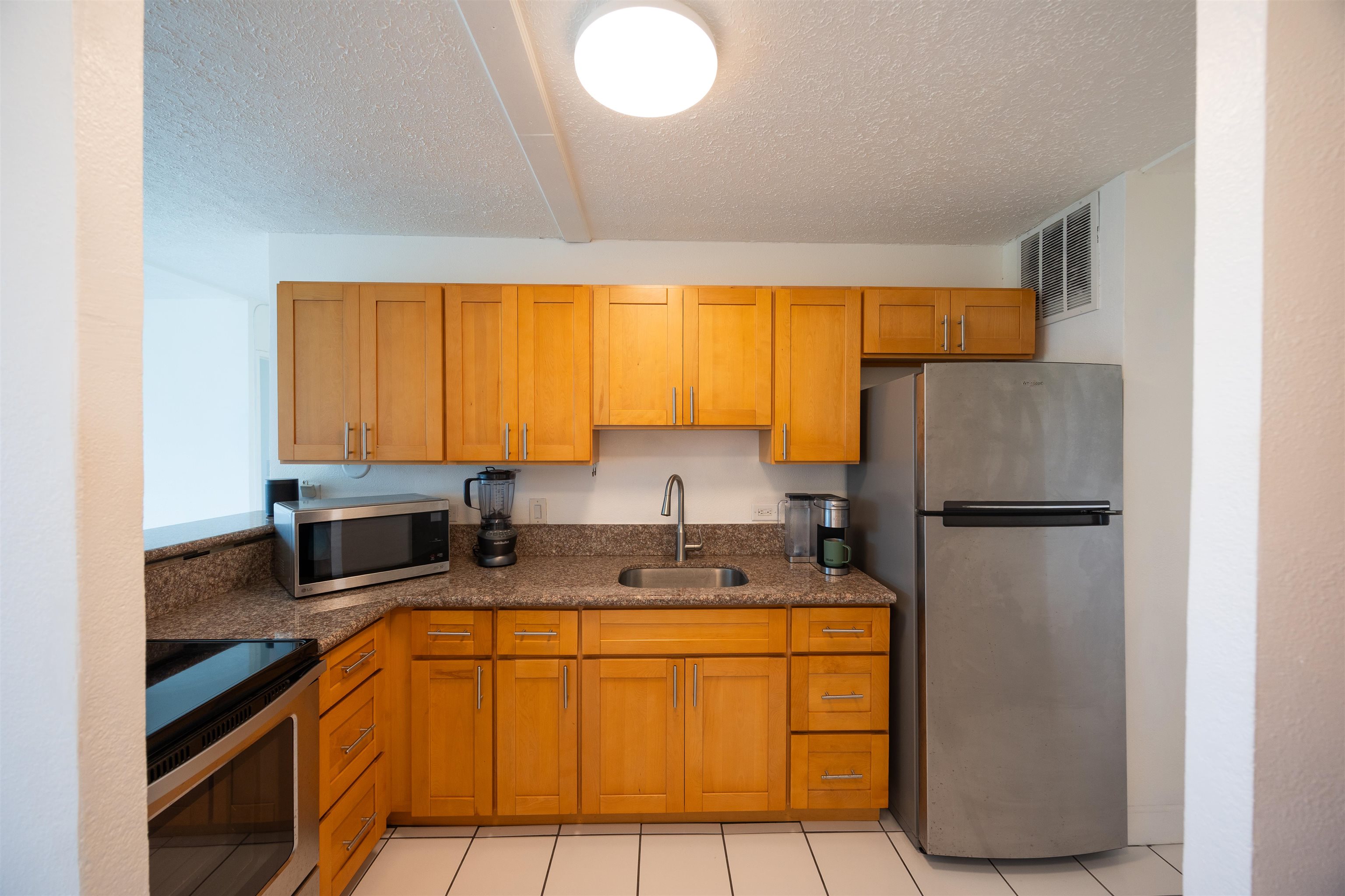 Harbor Lights condo # D420, Kahului, Hawaii - photo 6 of 23