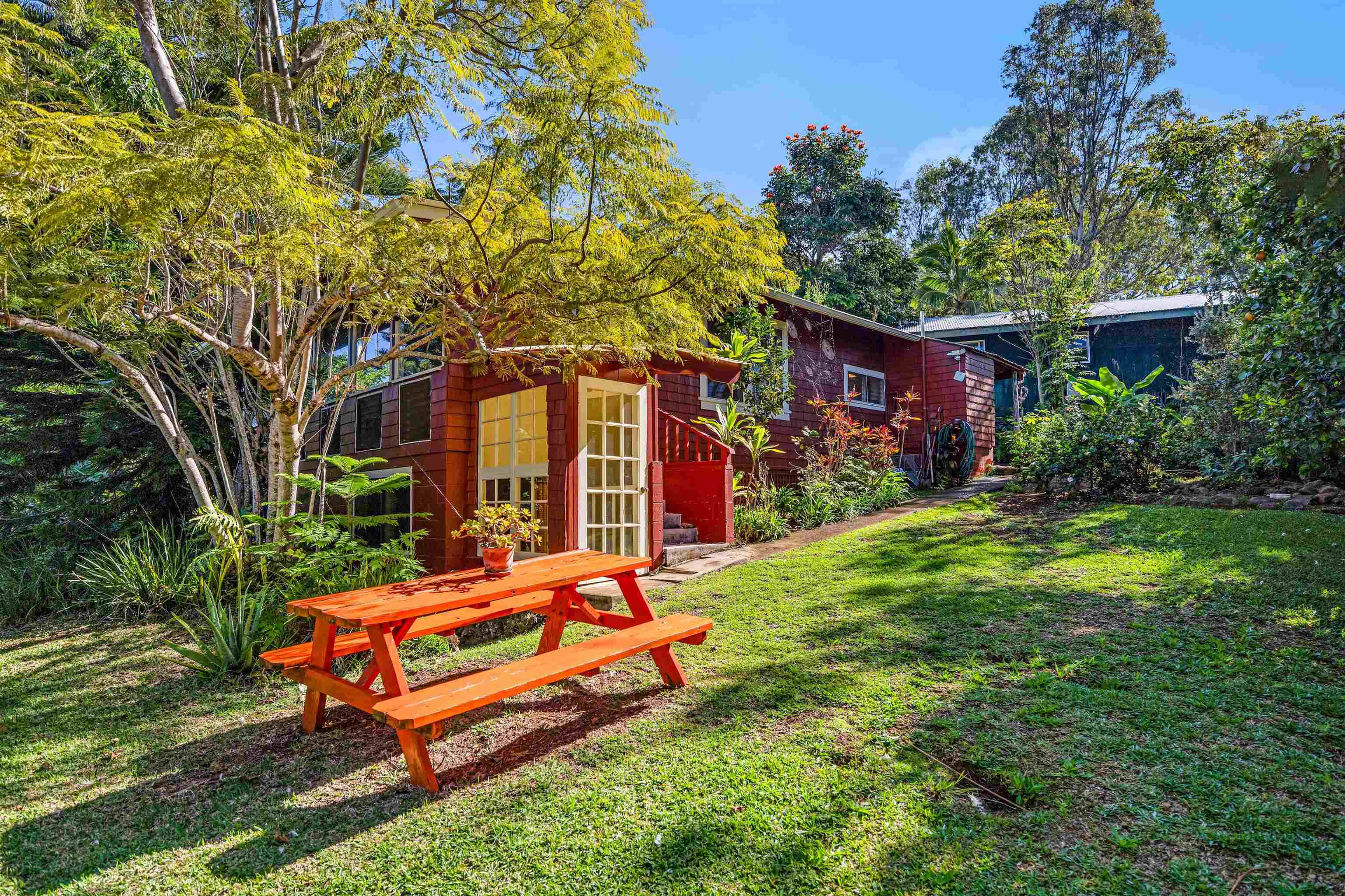1260  Makawao Ave Makawao Town, Makawao/Olinda/Haliimaile home - photo 3 of 35