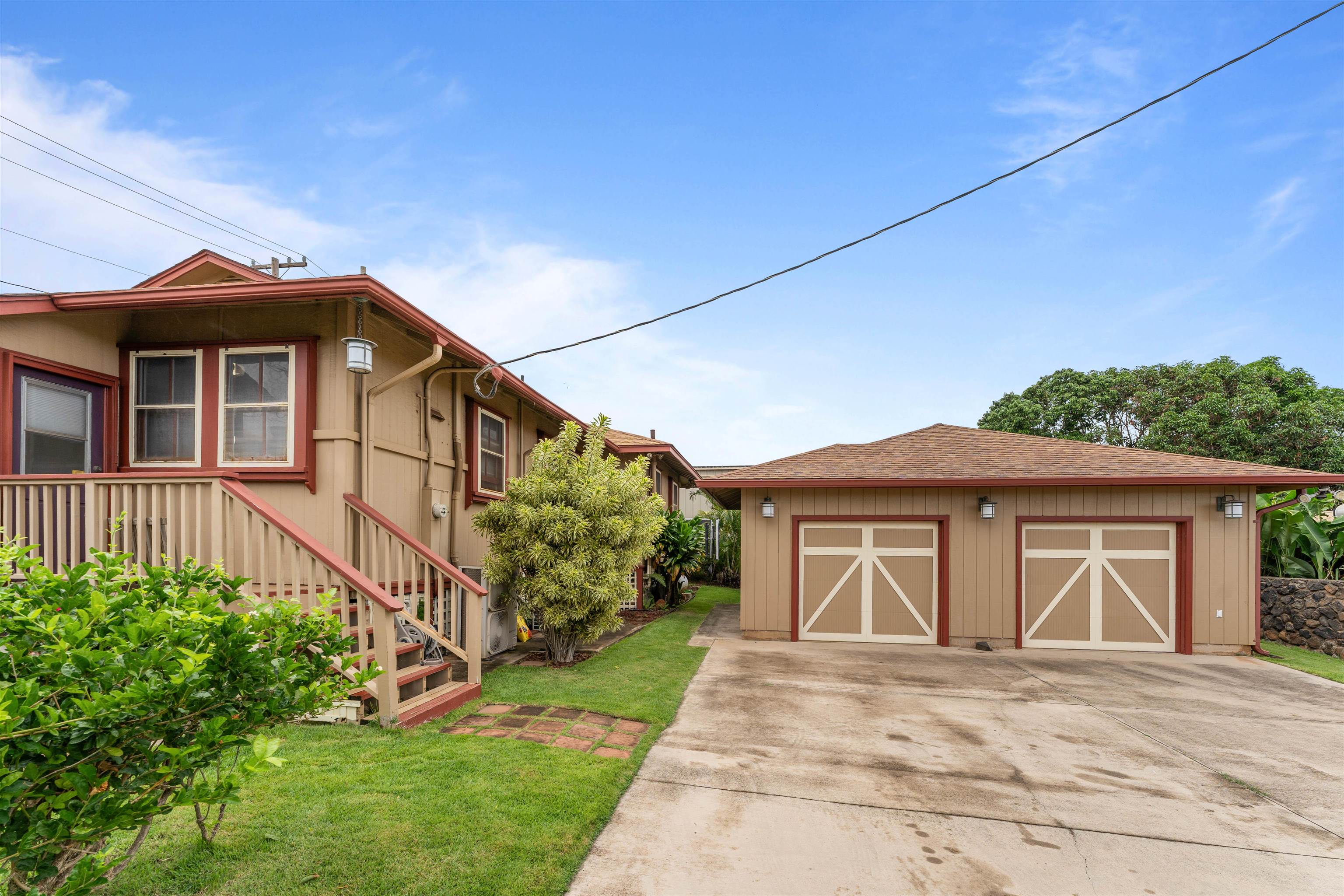 136  Kaniela St , Wailuku home - photo 2 of 31