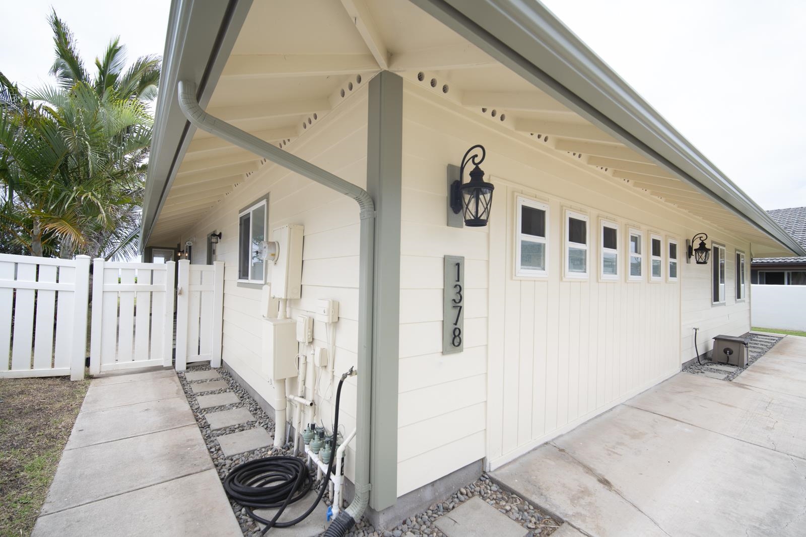 1378  Owaka St , Wailuku home - photo 3 of 43