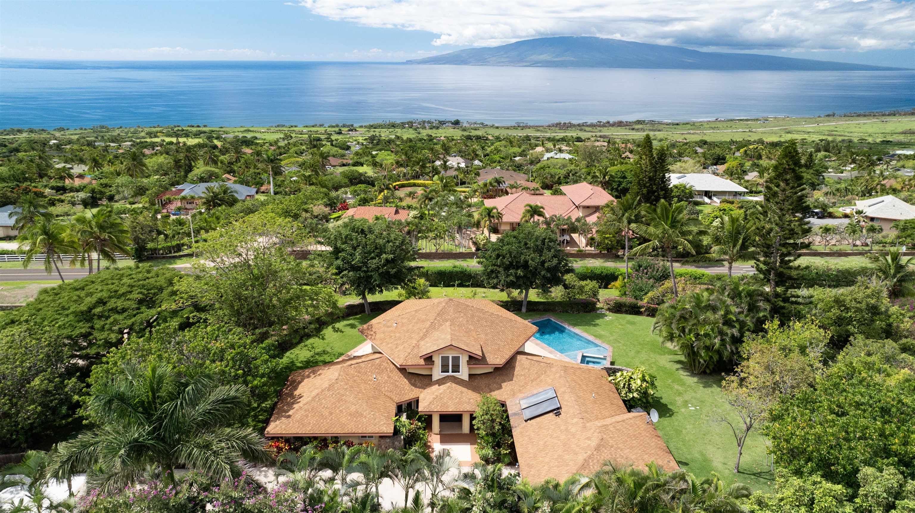 15  Huapala St , Lahaina home - photo 2 of 50