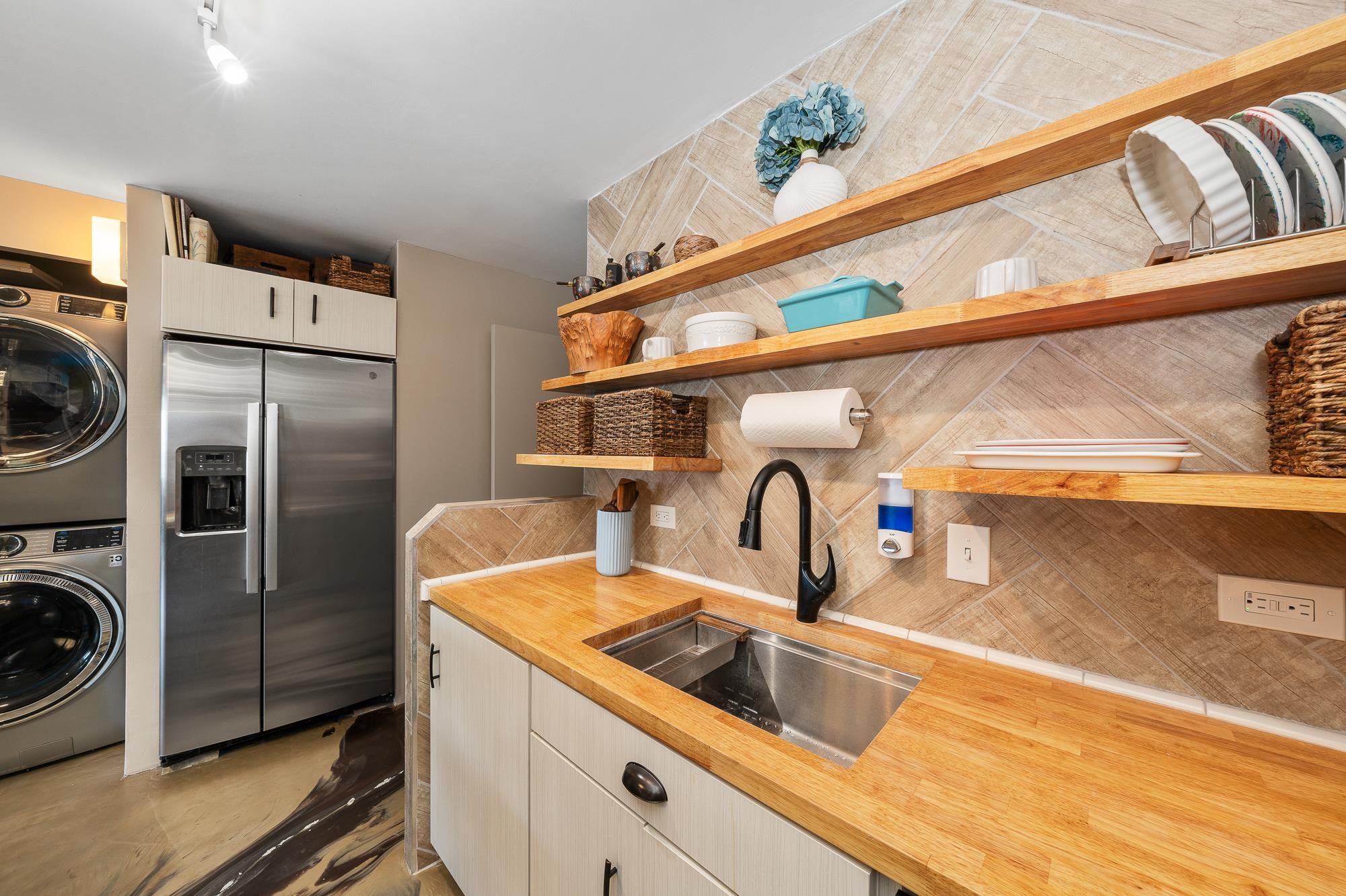 Island Sands condo # 511, Wailuku, Hawaii - photo 10 of 38