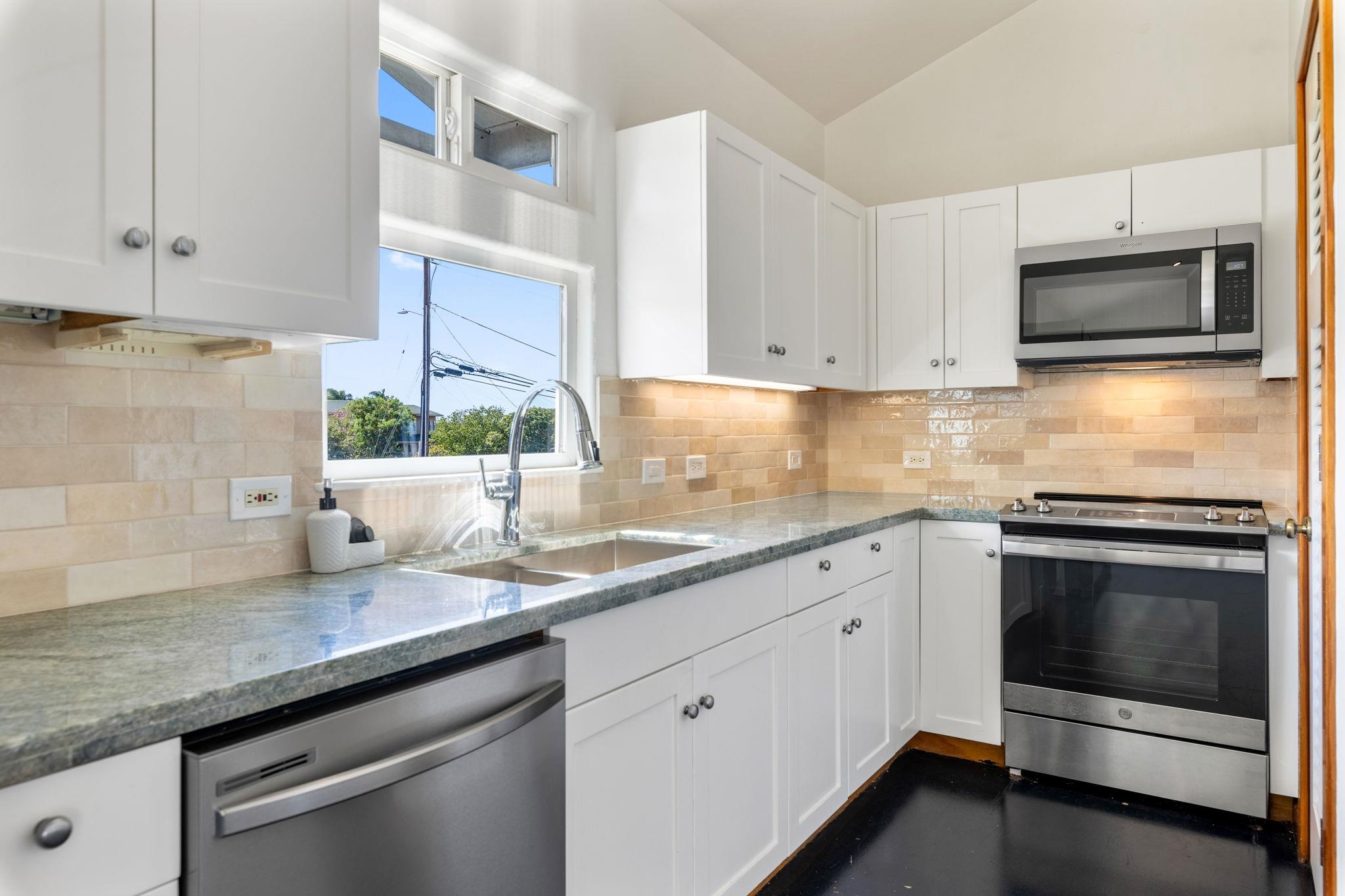 159  Auhana Rd Auhana, Kihei home - photo 8 of 40