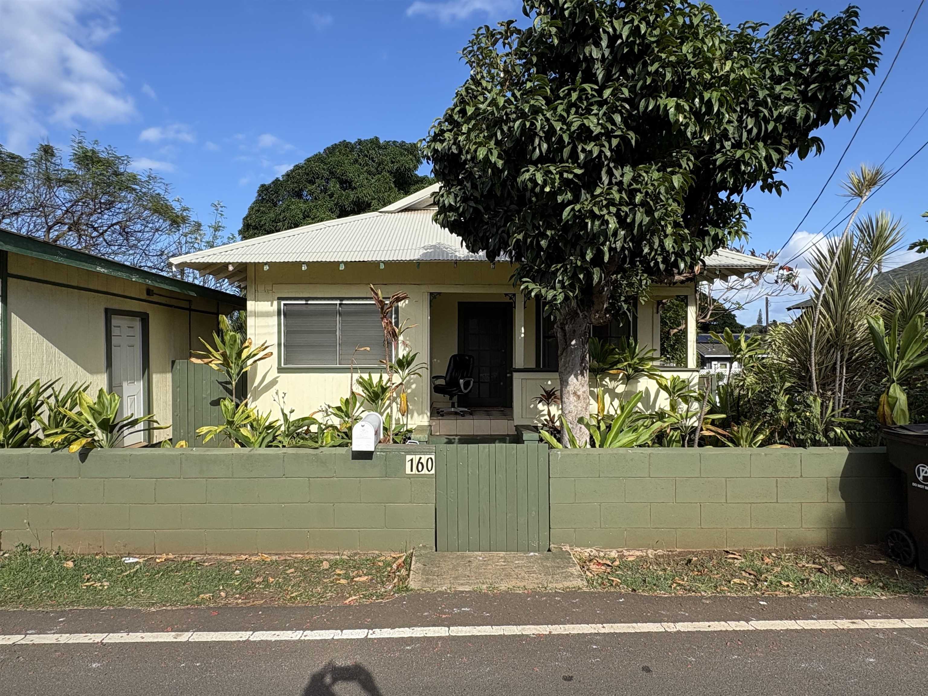 160  Mission St , Wailuku home - photo 2 of 2