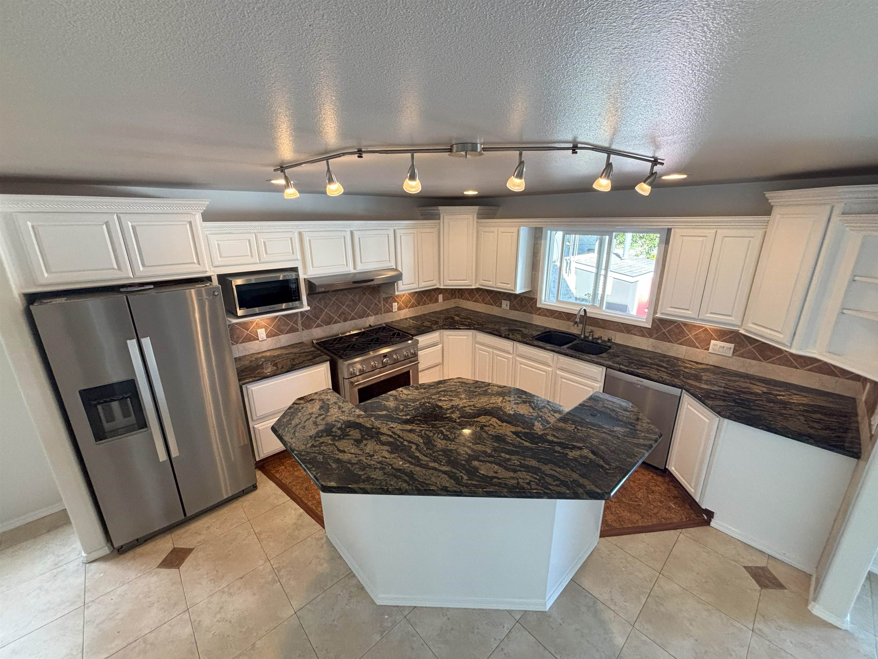 176  River Road Rd River Road, Wailuku home - photo 4 of 14