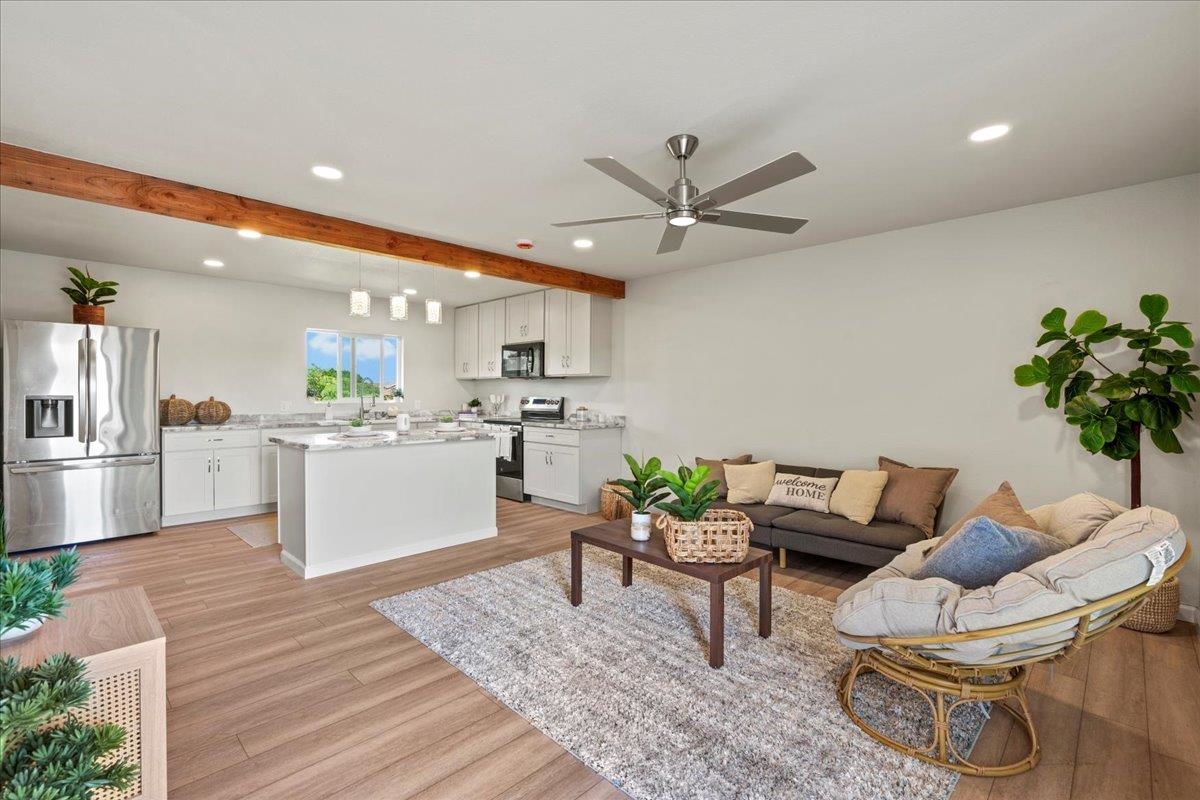 180  Hoomoku St , Kahului home - photo 2 of 26