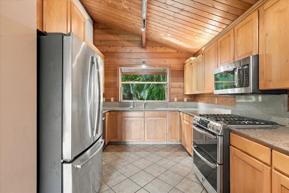 183  Kapuai Rd , Haiku home - photo 14 of 33