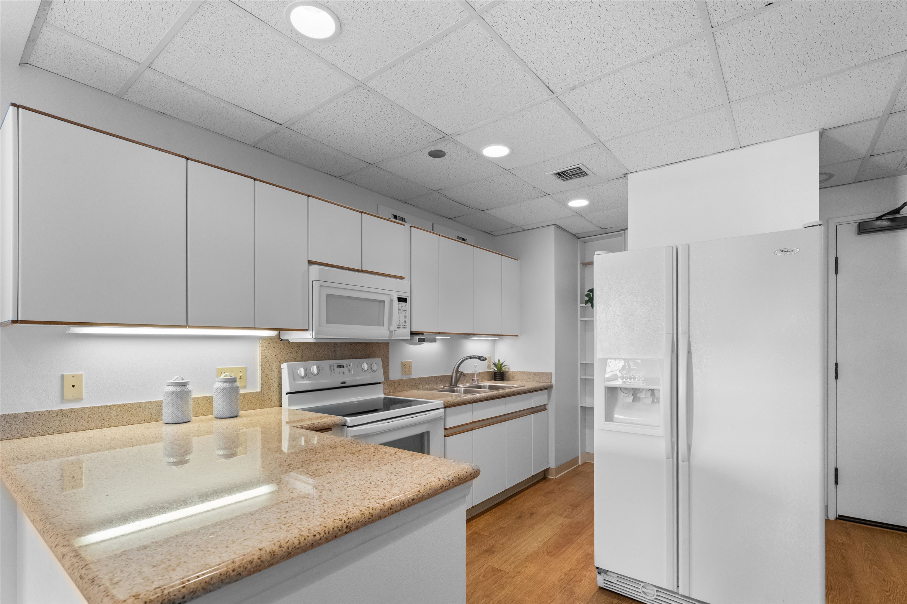 Maui Realty Suites condo # 508, Wailuku, Hawaii - photo 14 of 29