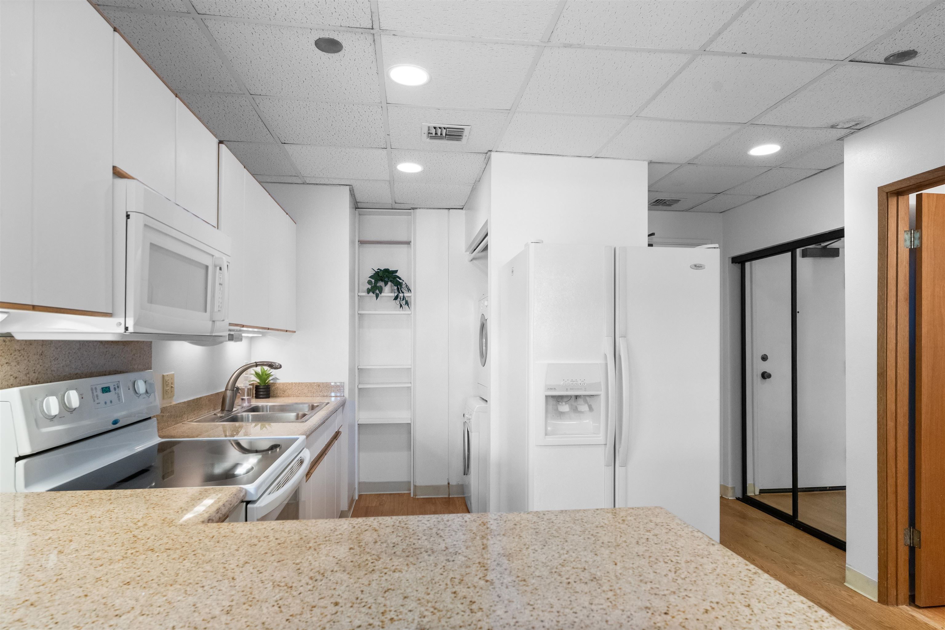 Maui Realty Suites condo # 508, Wailuku, Hawaii - photo 10 of 29