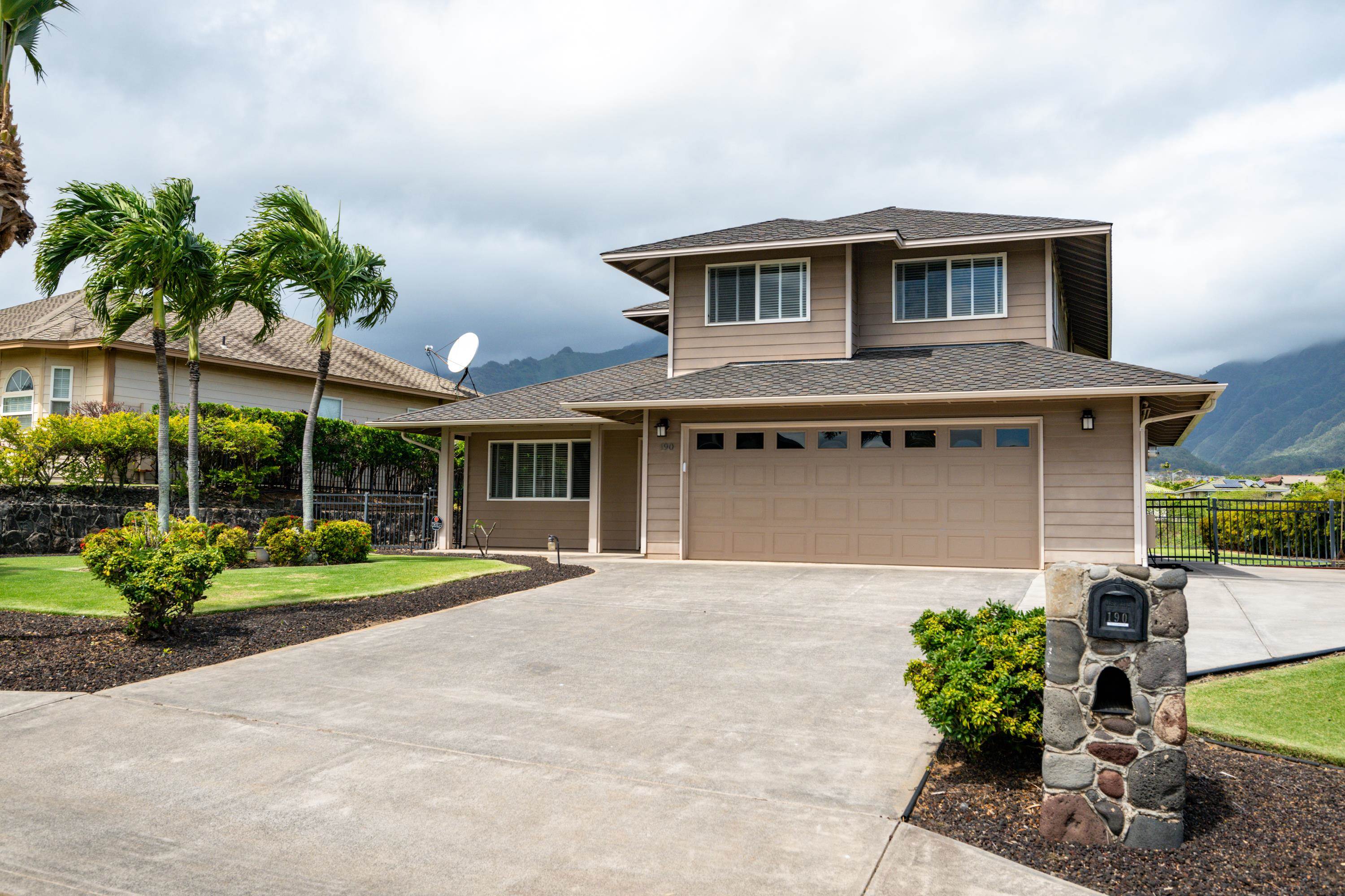 190  Puumakani St Grand Fairways, Kahului home - photo 2 of 38