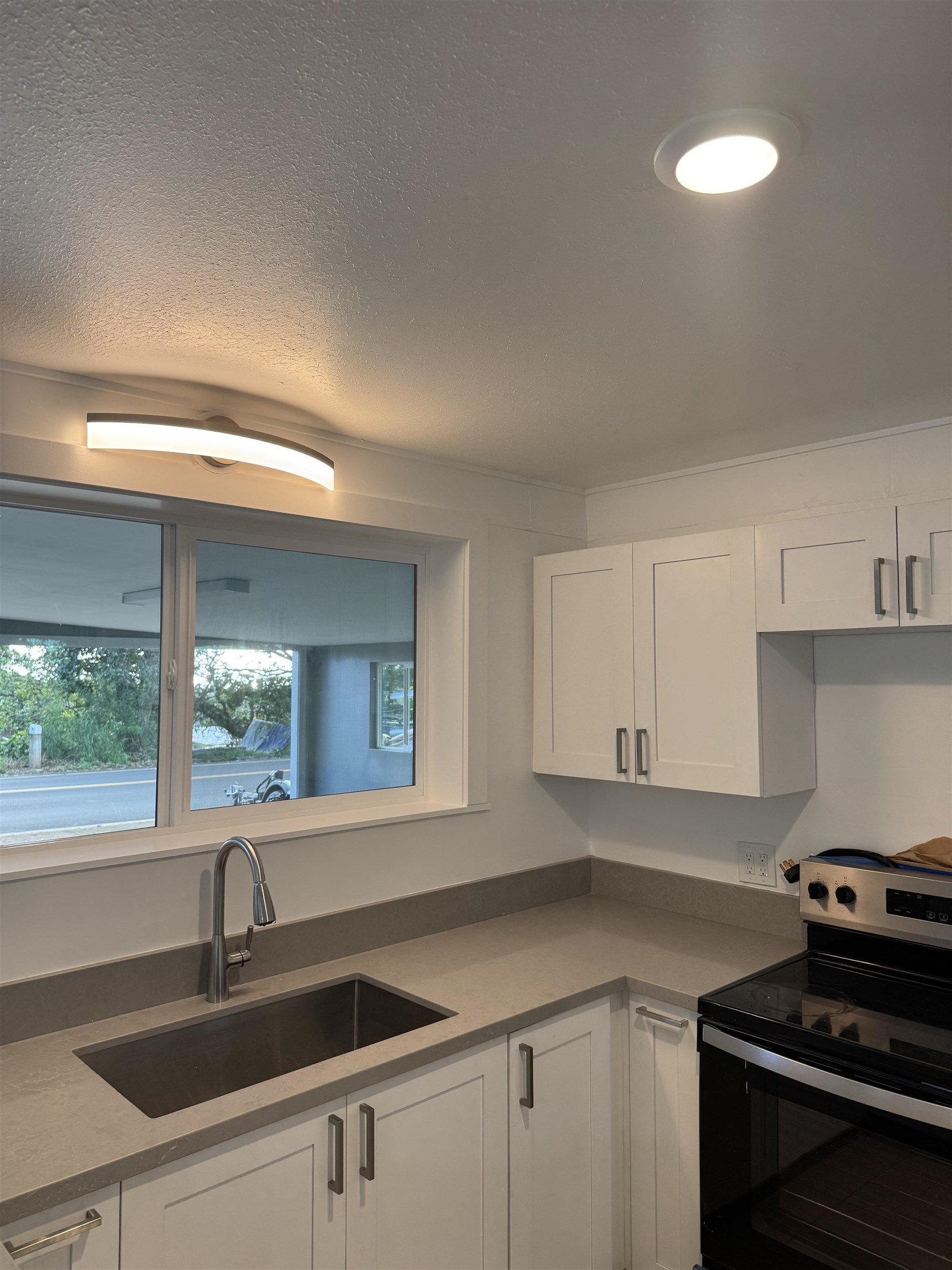 1987  Kahekili Hwy , Wailuku home - photo 2 of 46