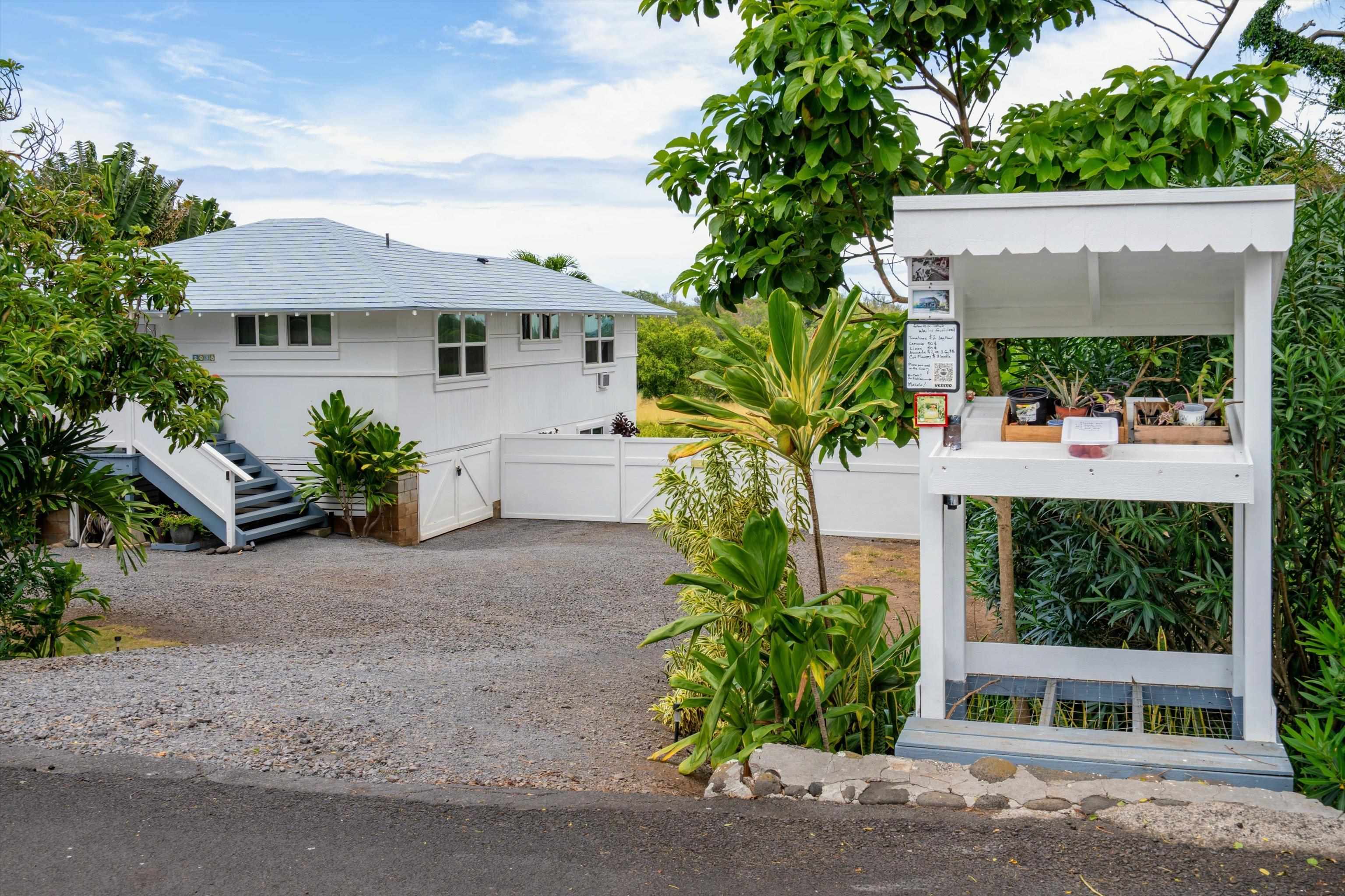 2038  Kahekili Hwy , Wailuku home - photo 3 of 48