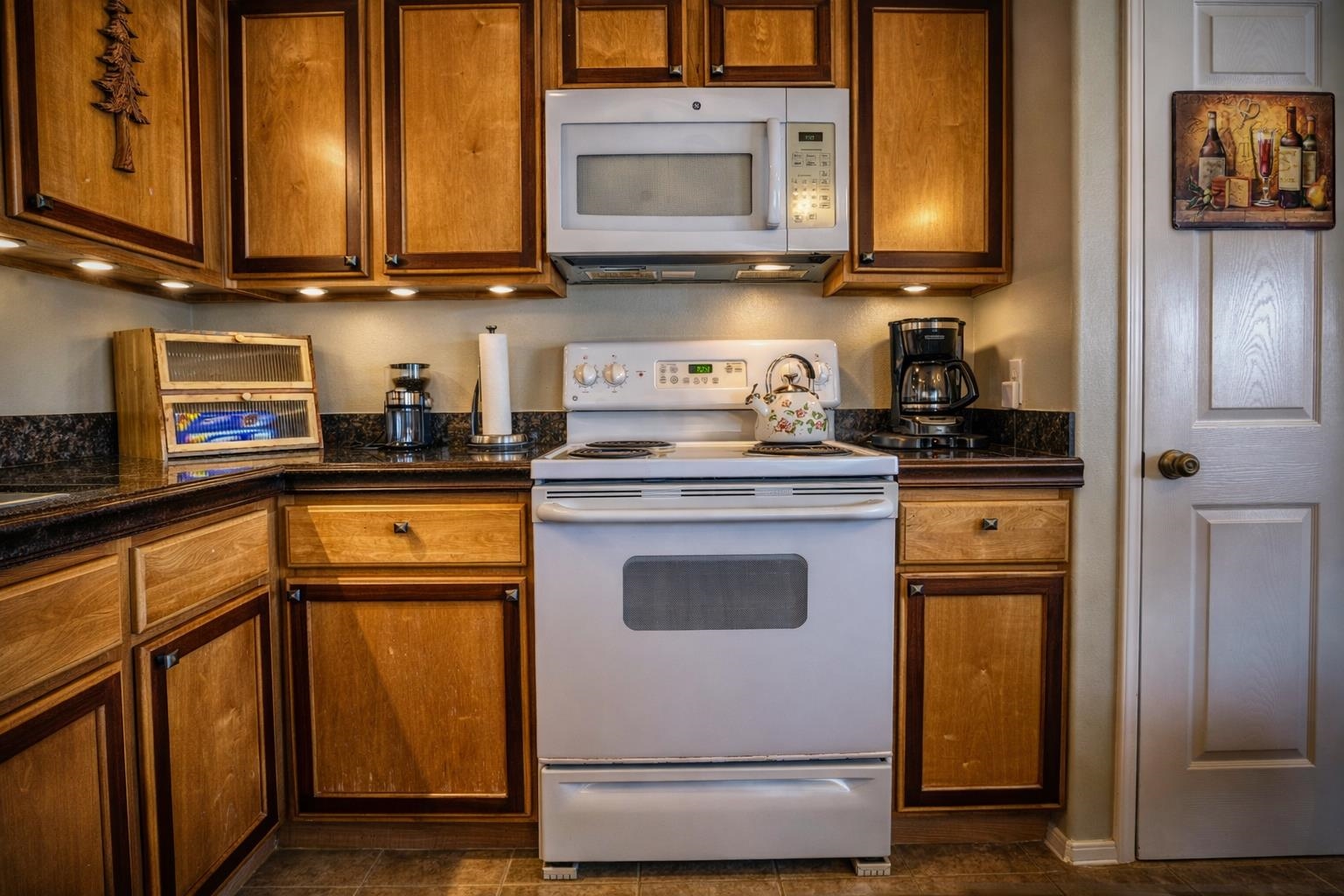 2170  Kahawai St Happy Valley, Wailuku home - photo 12 of 47