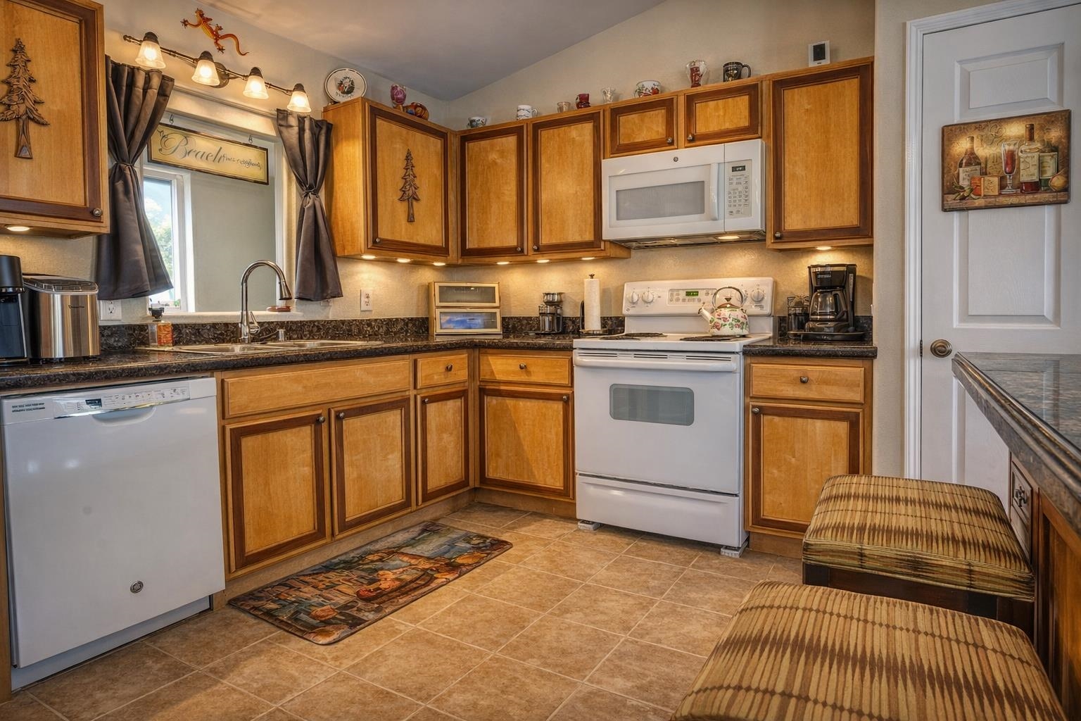 2170  Kahawai St Happy Valley, Wailuku home - photo 13 of 47