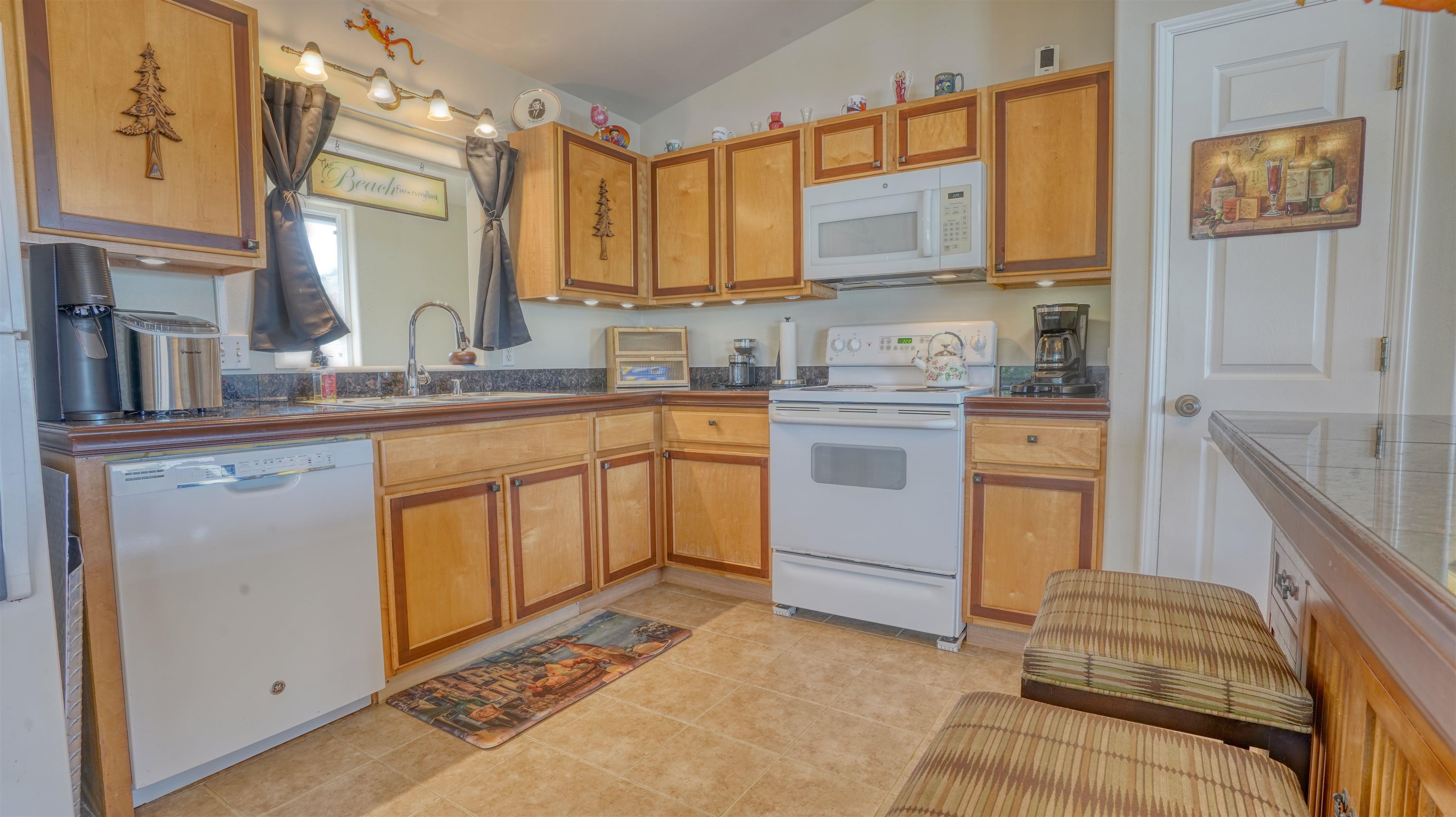 2170  Kahawai St Happy Valley, Wailuku home - photo 15 of 49