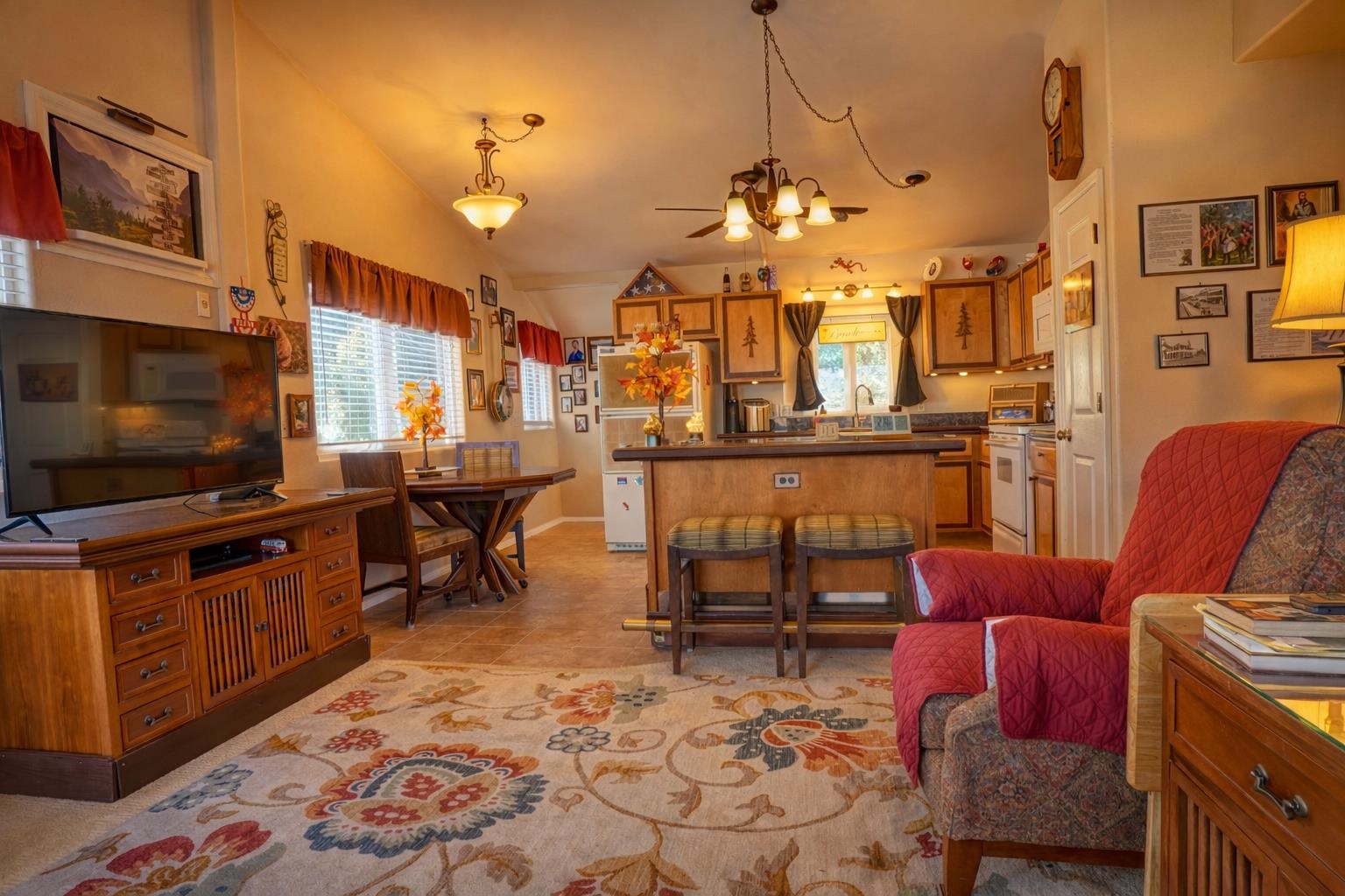 2170  Kahawai St Happy Valley, Wailuku home - photo 9 of 47