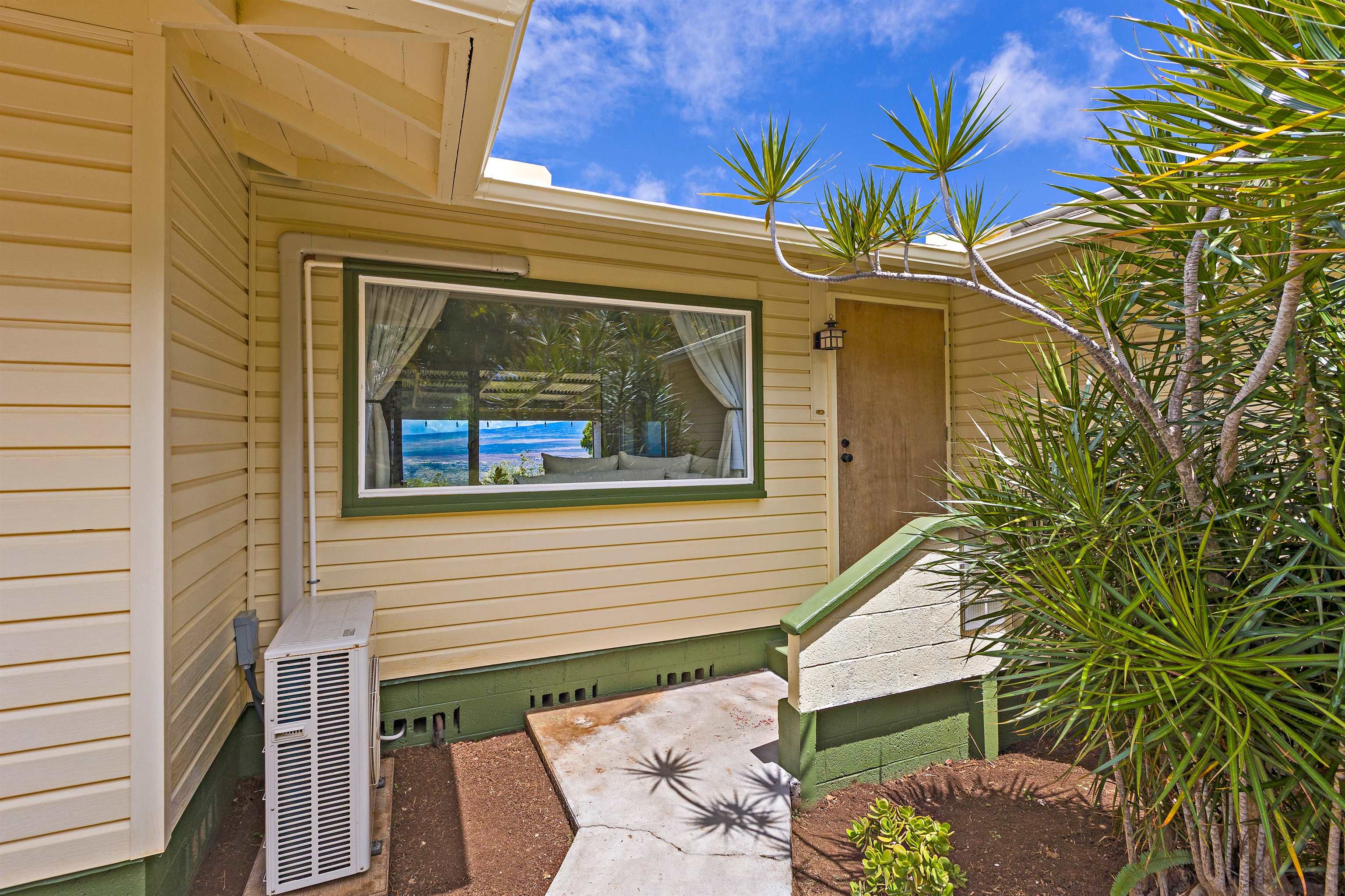 219  Ekoa Pl Wailuku Heights, Wailuku home - photo 3 of 50