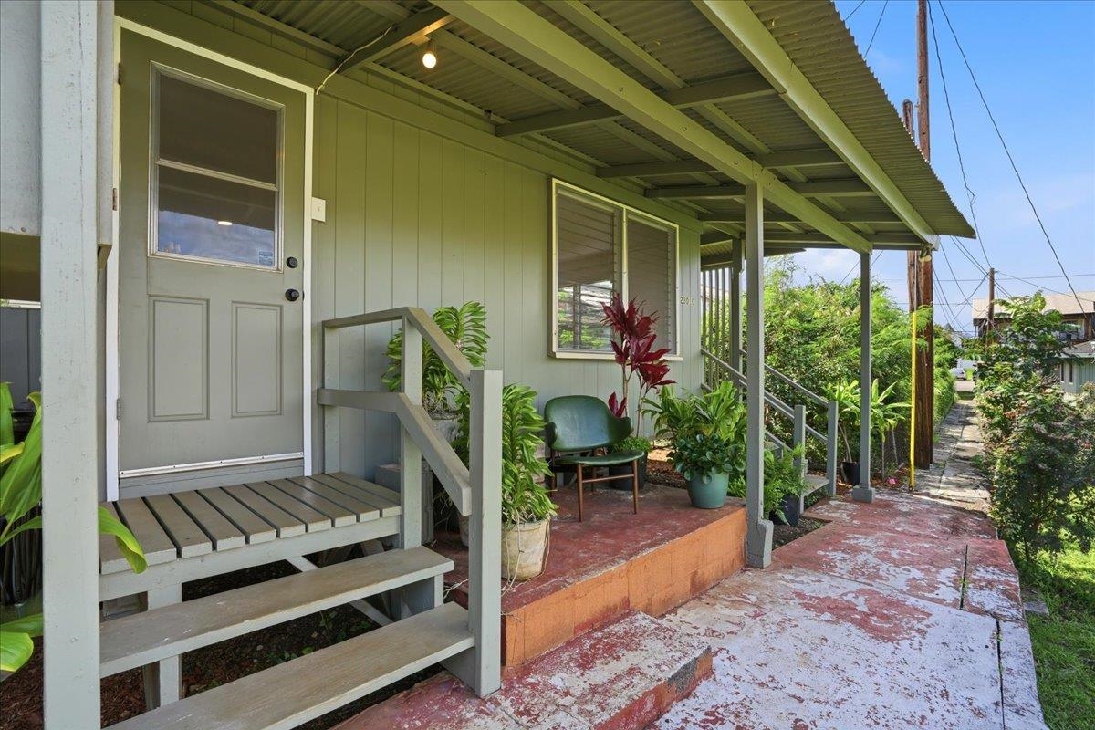 2301  Vineyard St Vineyard, Wailuku home - photo 2 of 37