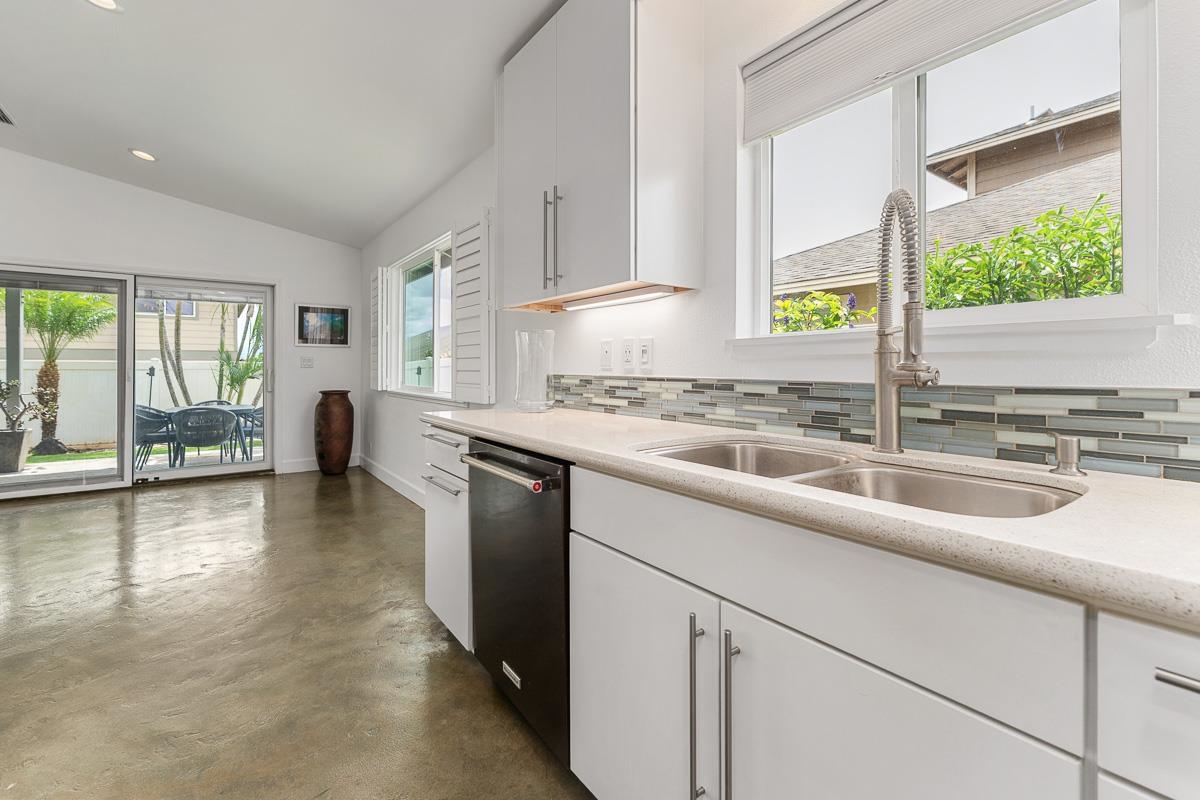 232  Kamahao Cir , Wailuku home - photo 3 of 50