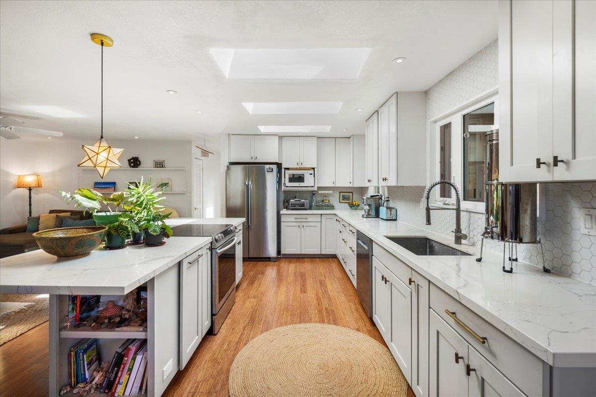 233  Kahiko St , Spreckelsville/Paia/Kuau home - photo 2 of 50