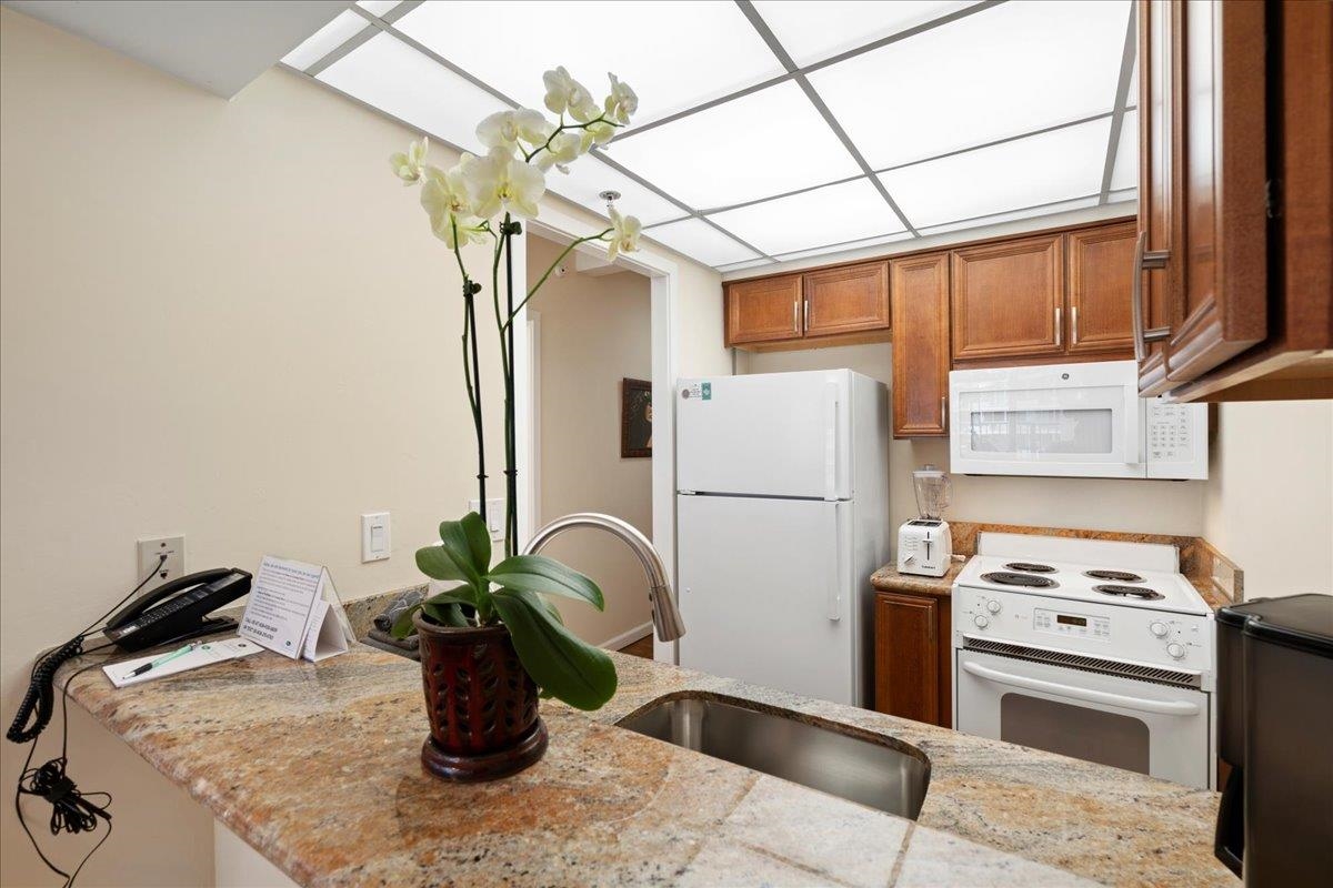 Whaler I condo # 415, Lahaina, Hawaii - photo 5 of 24