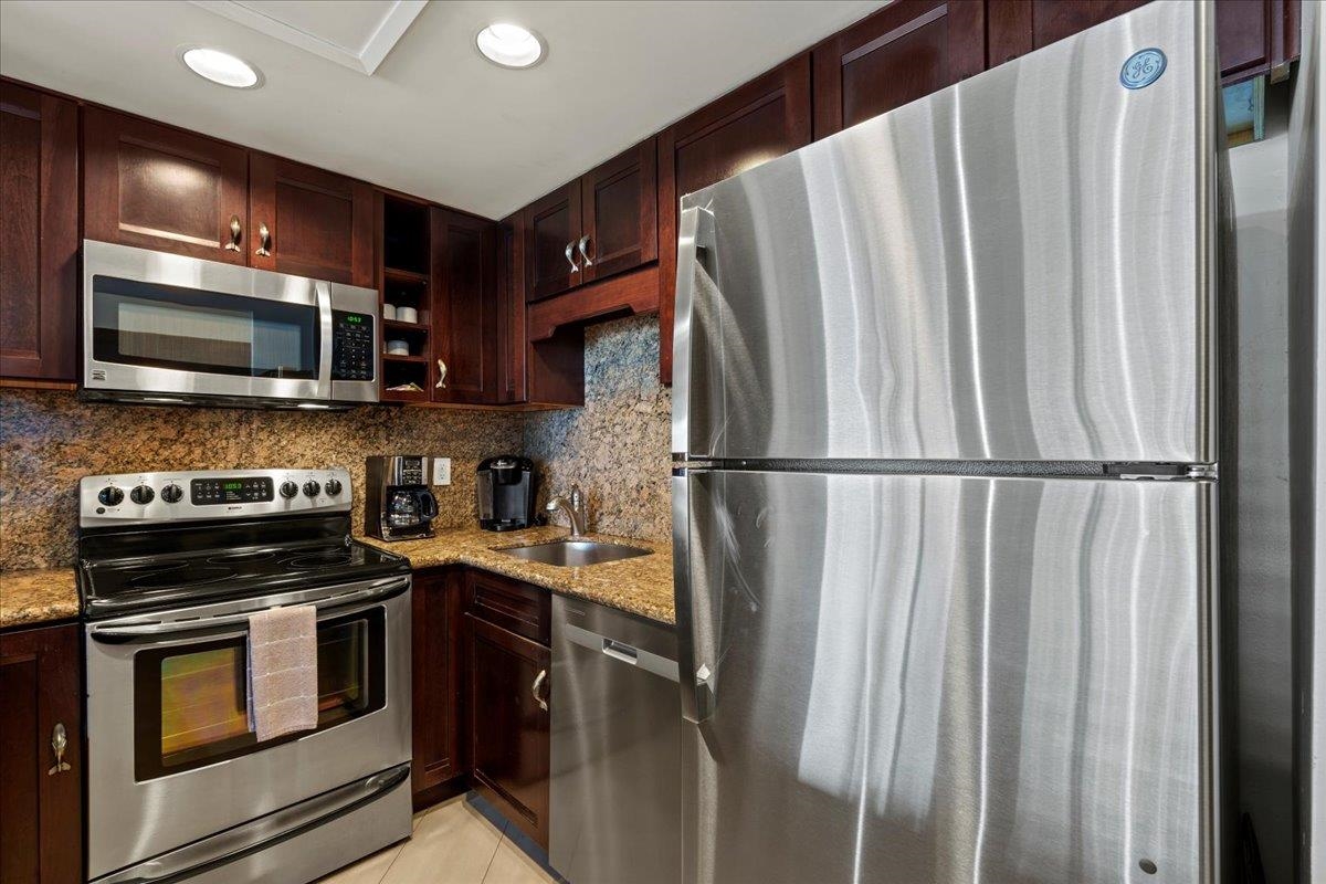 Whaler II condo # 456, Lahaina, Hawaii - photo 17 of 31