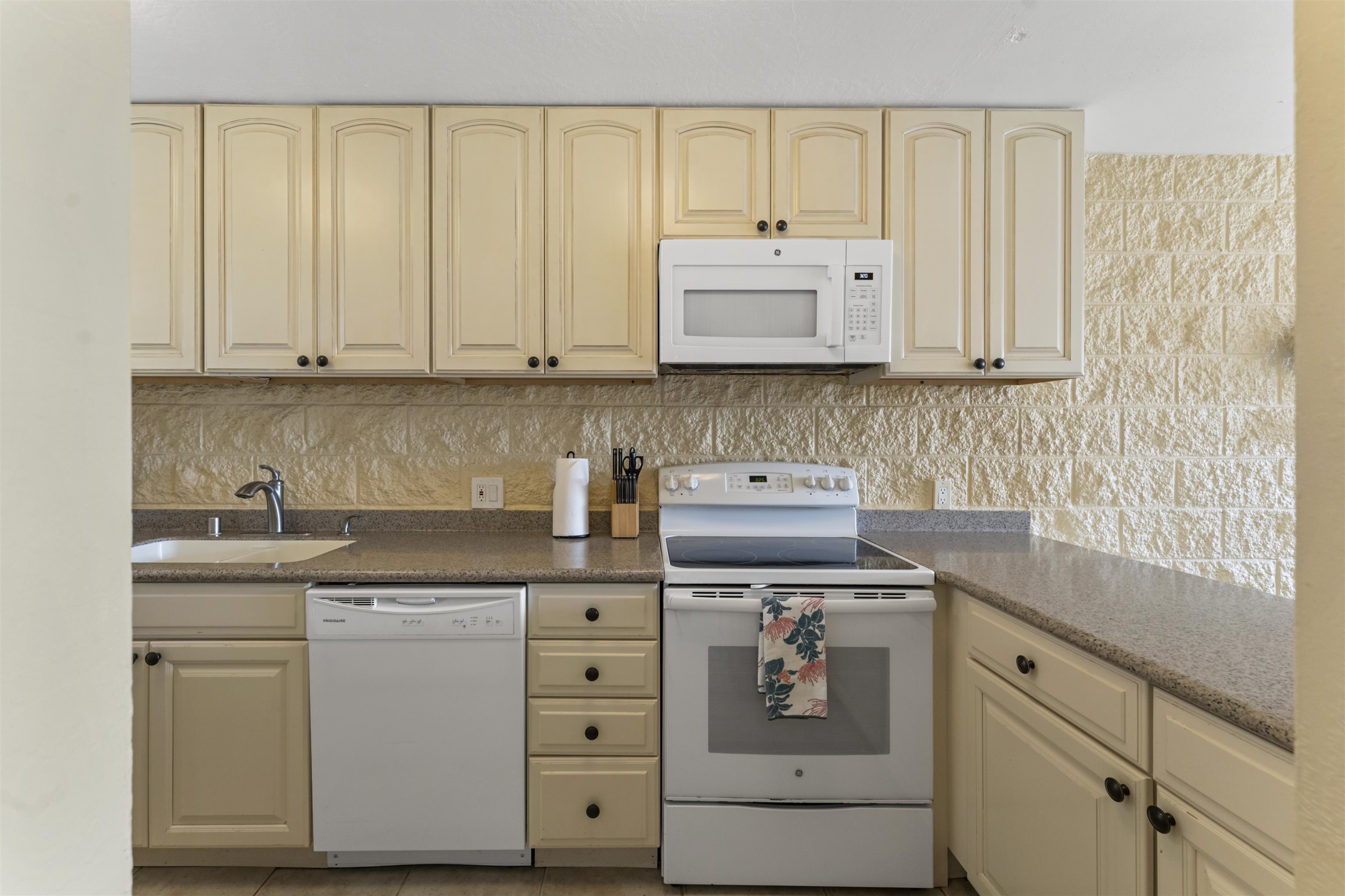 Kanai A Nalu condo # 415, Wailuku, Hawaii - photo 13 of 45