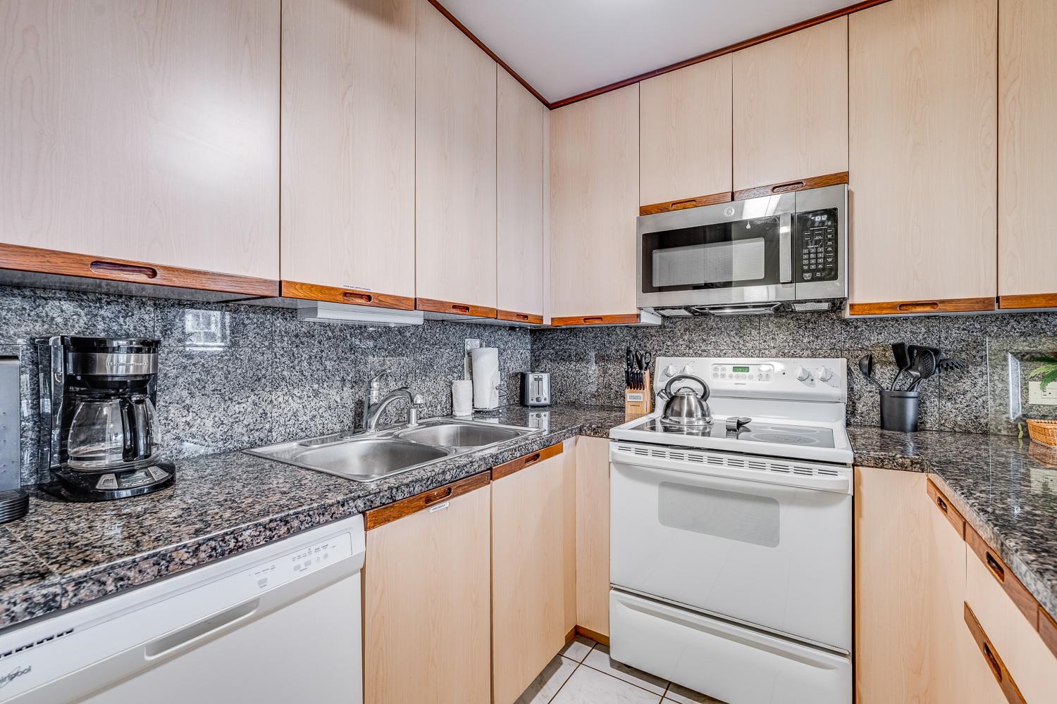 Kamaole Sands condo # 7-304, Kihei, Hawaii - photo 11 of 34