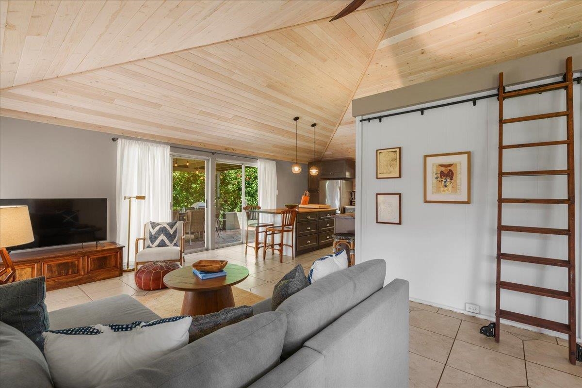 International Colony Club I condo # 11, Lahaina, Hawaii - photo 3 of 37
