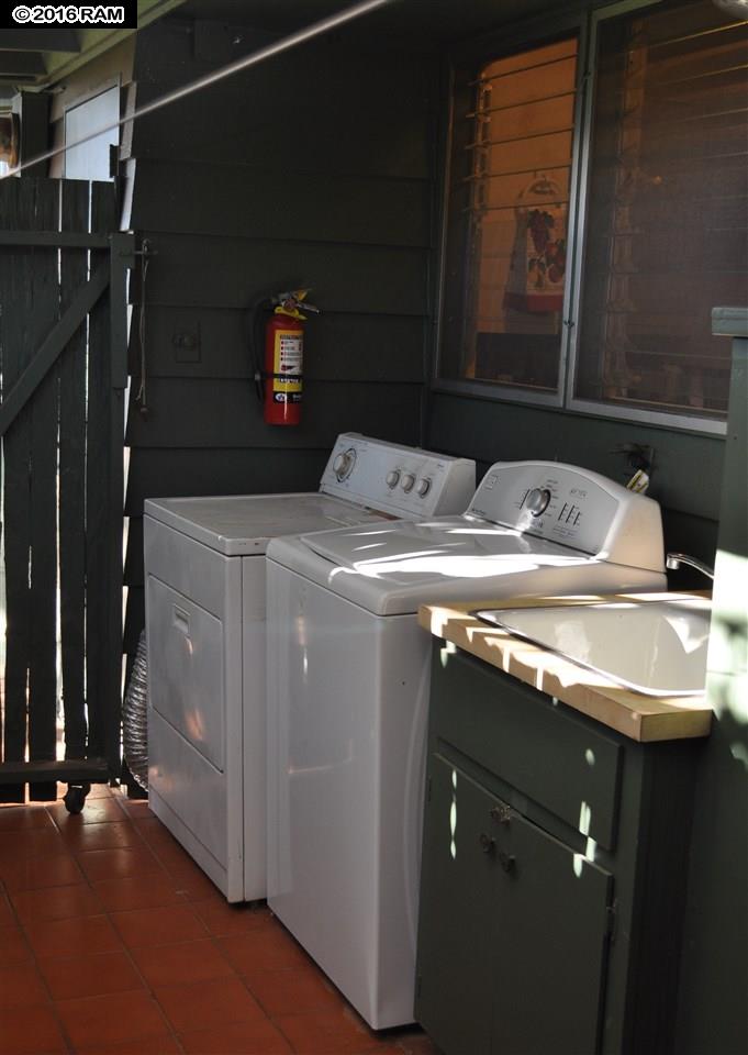 International Colony Club I condo # 31, Lahaina, Hawaii - photo 23 of 25