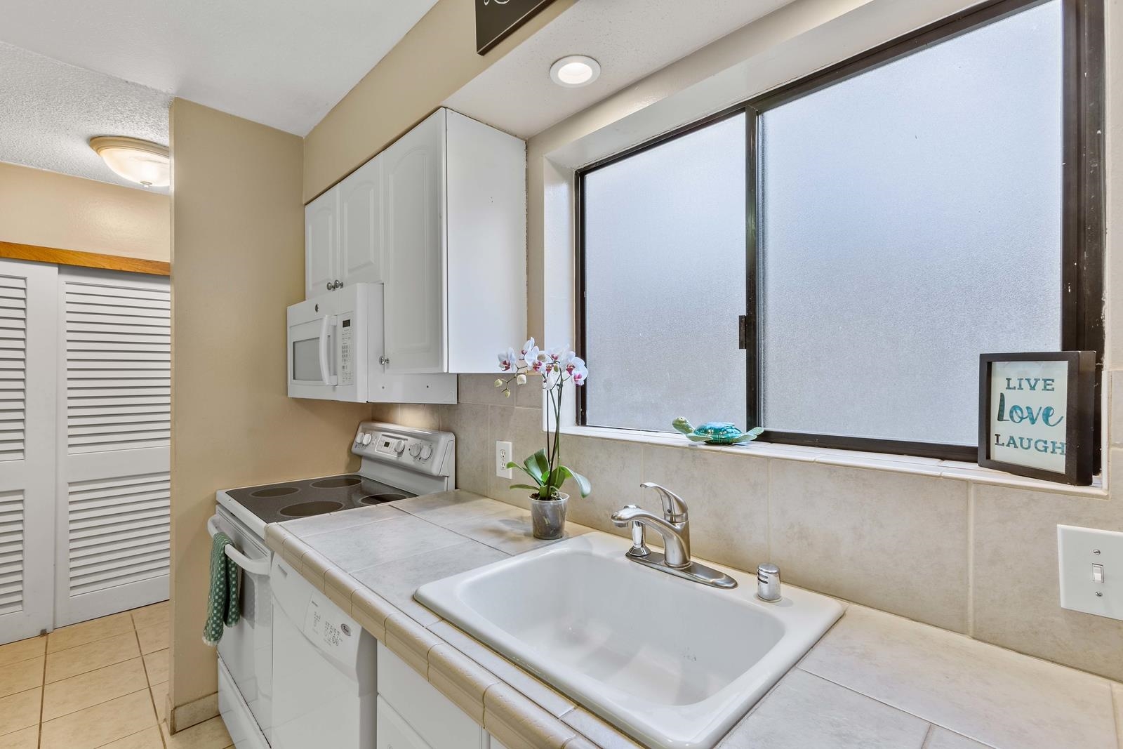 Hono Kai condo # B-17, Wailuku, Hawaii - photo 29 of 38