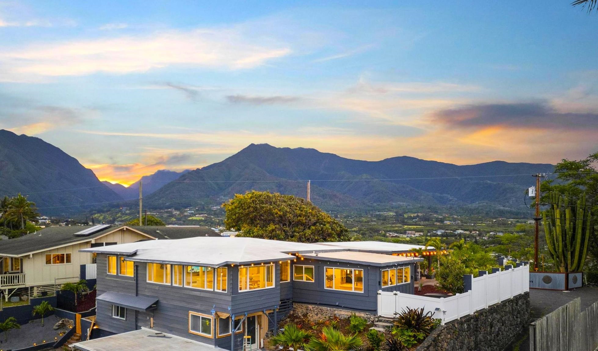 295  Liholiho St Sandhills, Wailuku home - photo 2 of 44