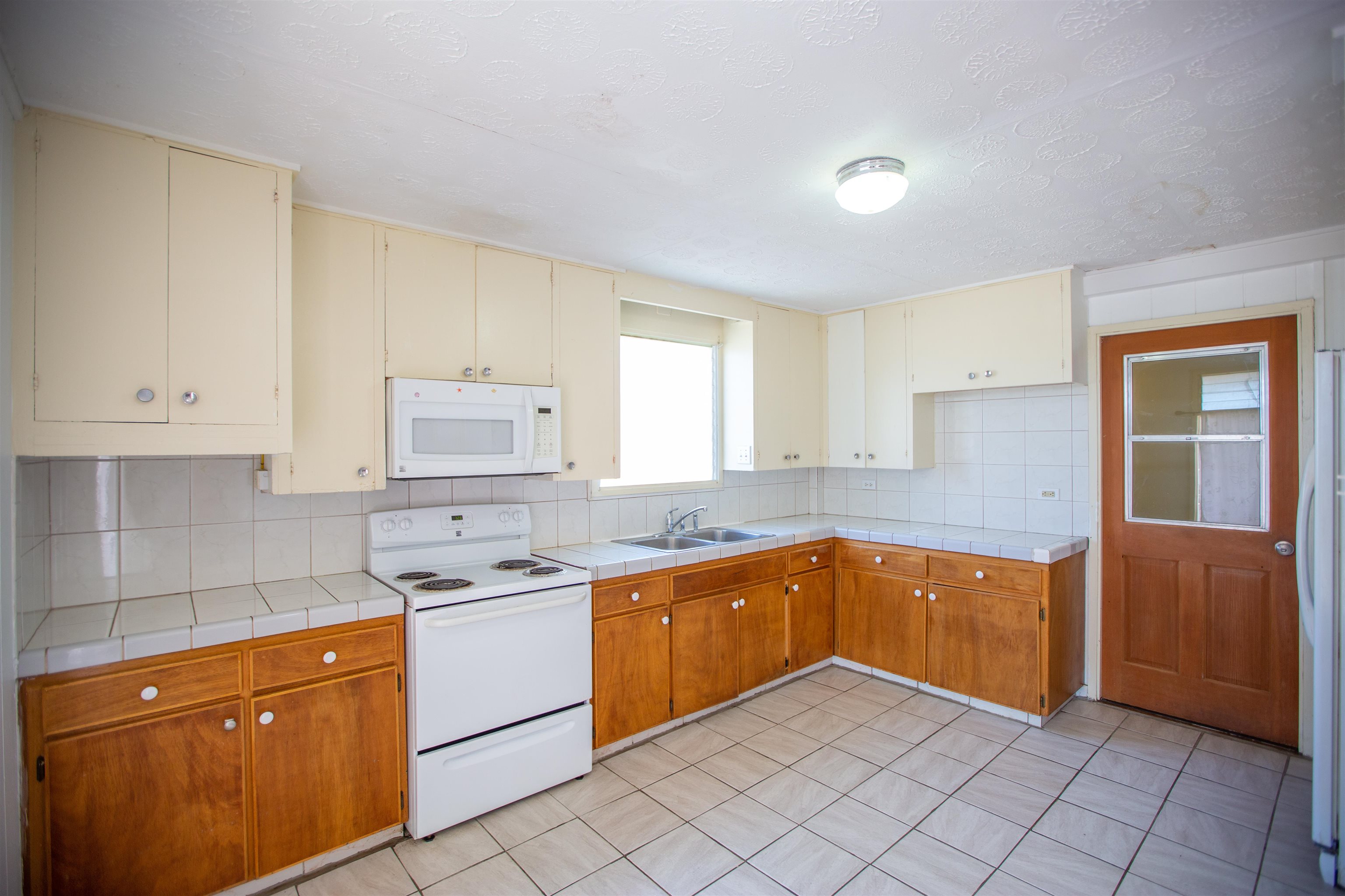 319  Leleihoku St , Wailuku home - photo 11 of 30