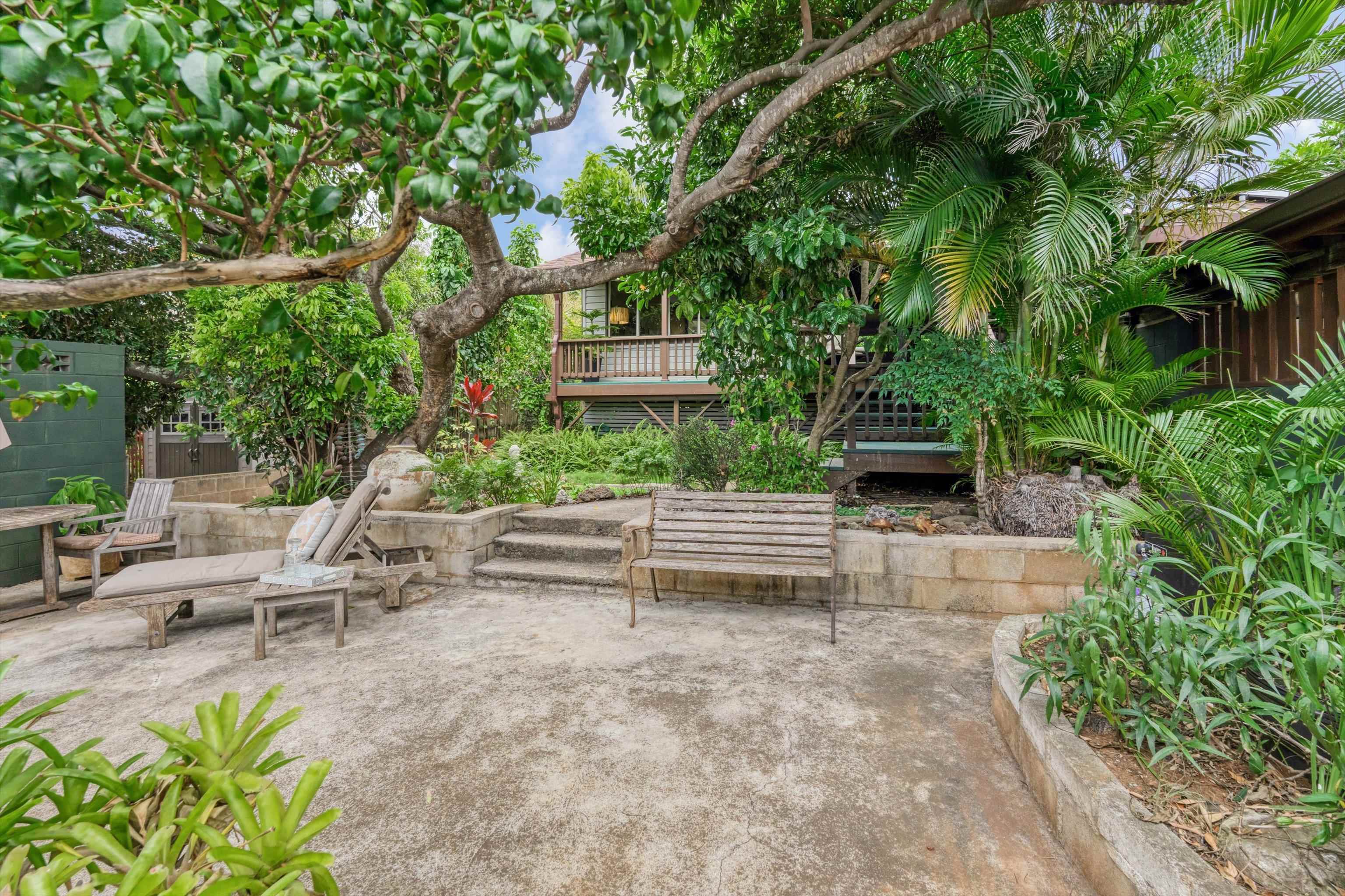 325  Kiele St , Wailuku home - photo 6 of 50