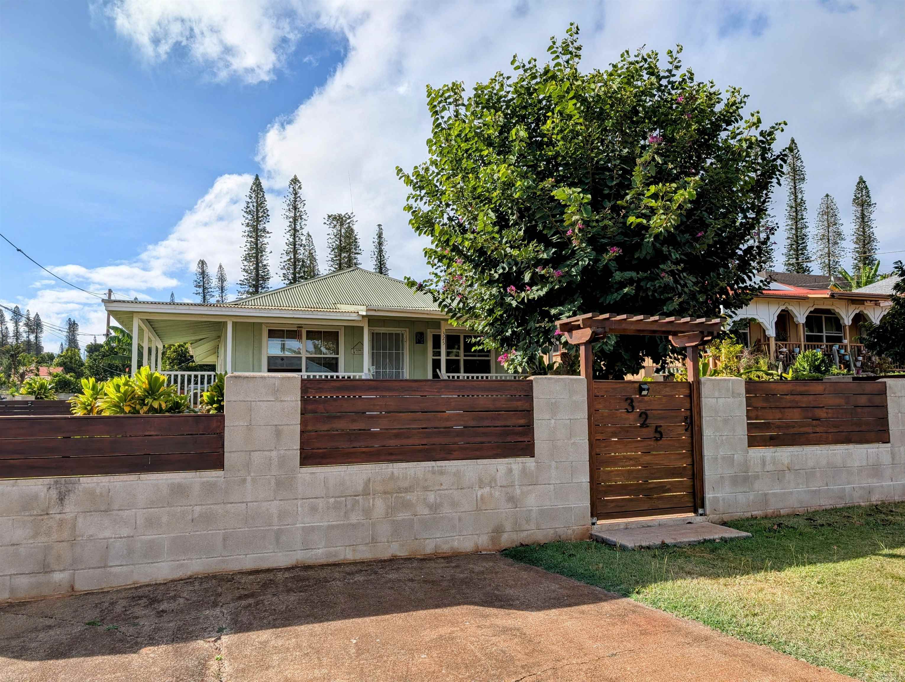325  Thirteenth St , Lanai home - photo 2 of 40