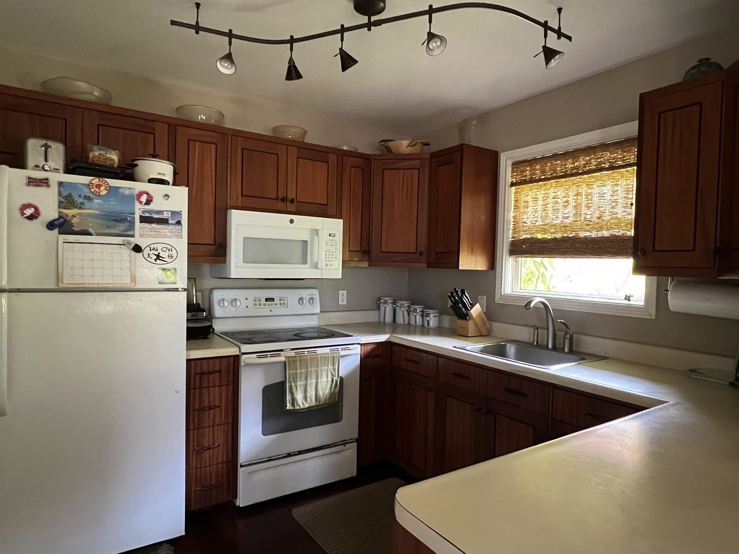 325  Thirteenth St , Lanai home - photo 6 of 40