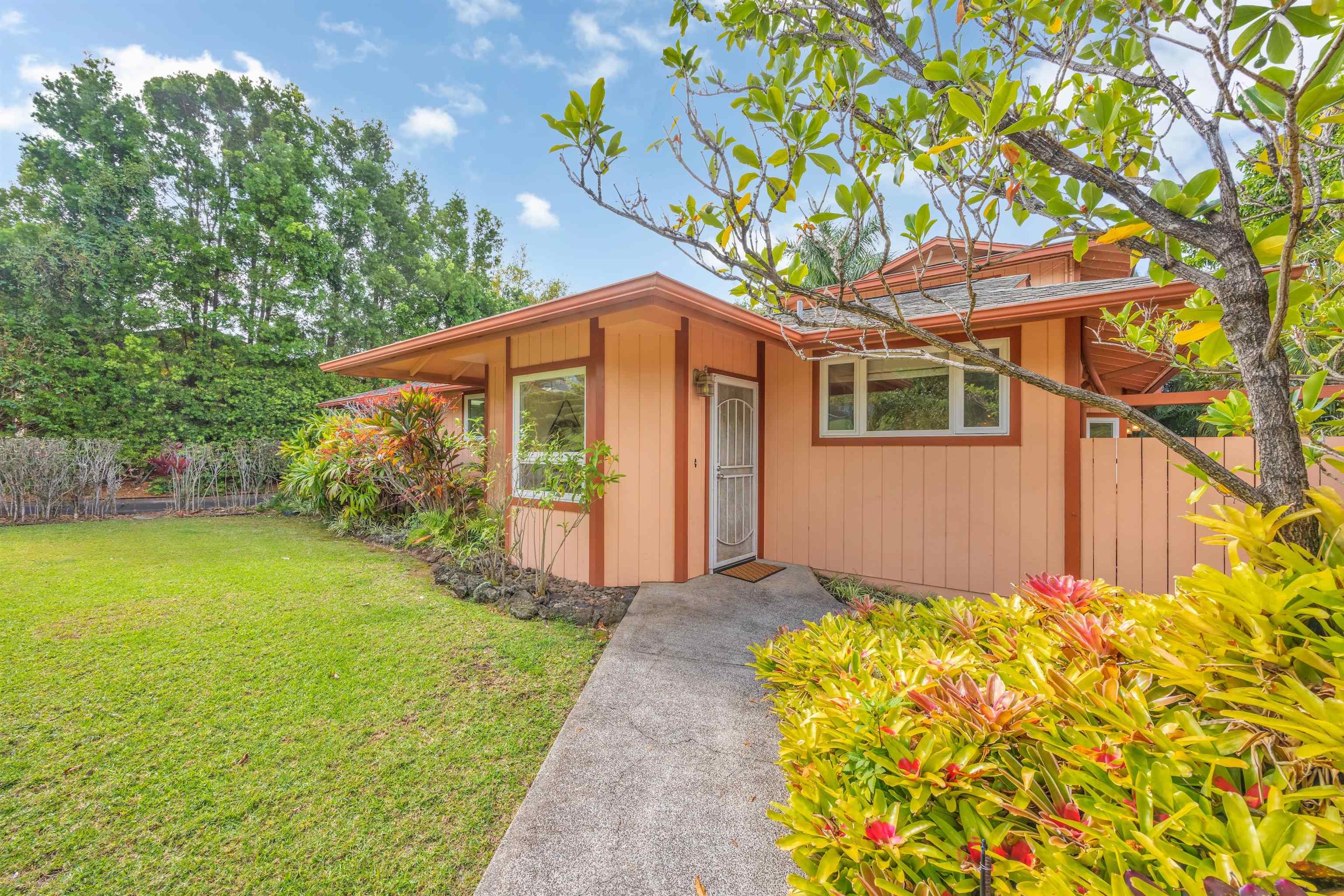 330  Kaupea St Maui Uplands, Makawao/Olinda/Haliimaile home - photo 4 of 47