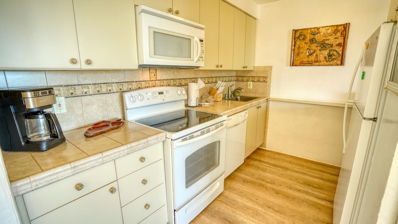 Kulakane condo # 114, Lahaina, Hawaii - photo 18 of 36