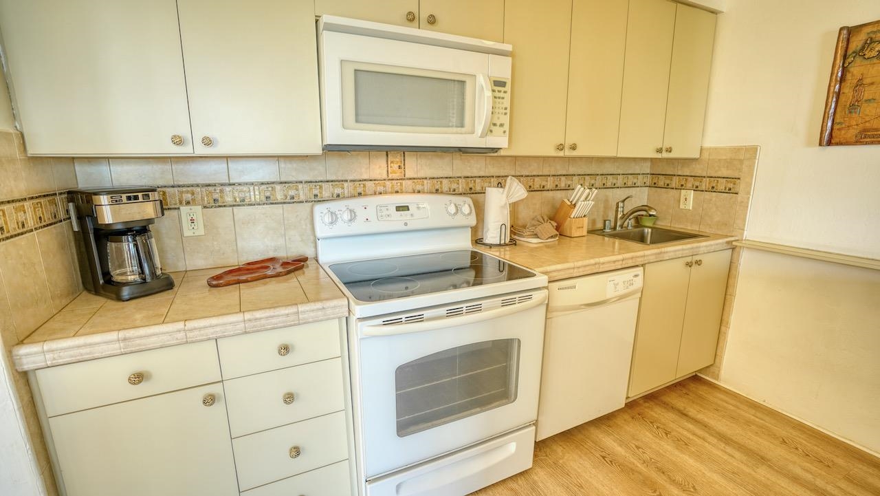 Kulakane condo # 114, Lahaina, Hawaii - photo 21 of 36