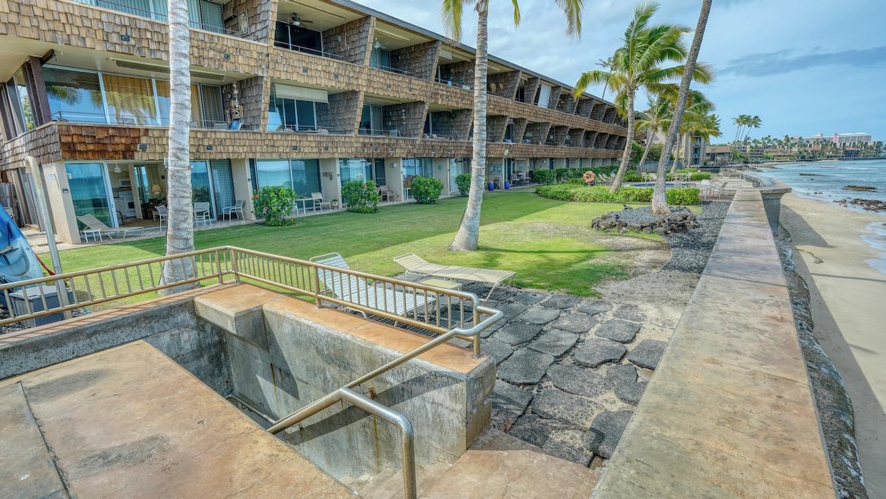 Kulakane condo # 114, Lahaina, Hawaii - photo 6 of 36