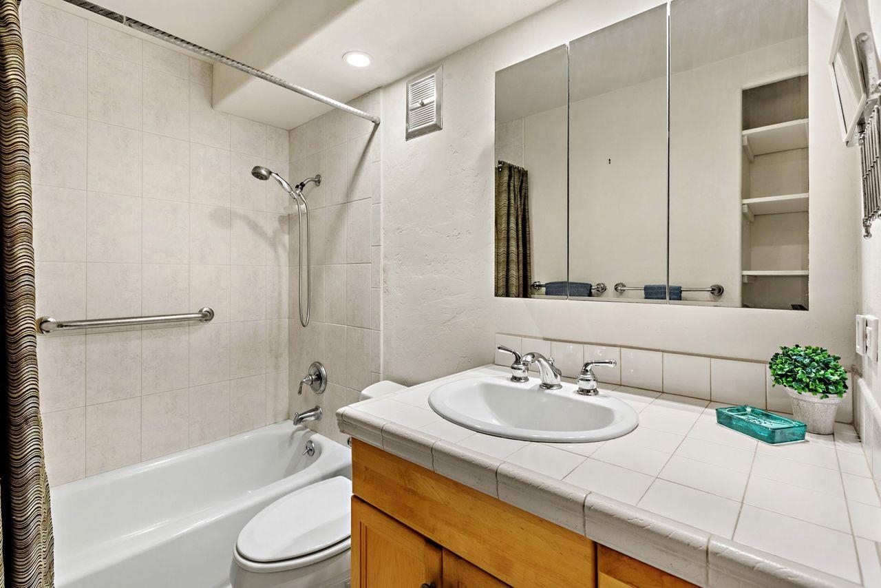 Leinani Apts condo # 202, Lahaina, Hawaii - photo 15 of 22