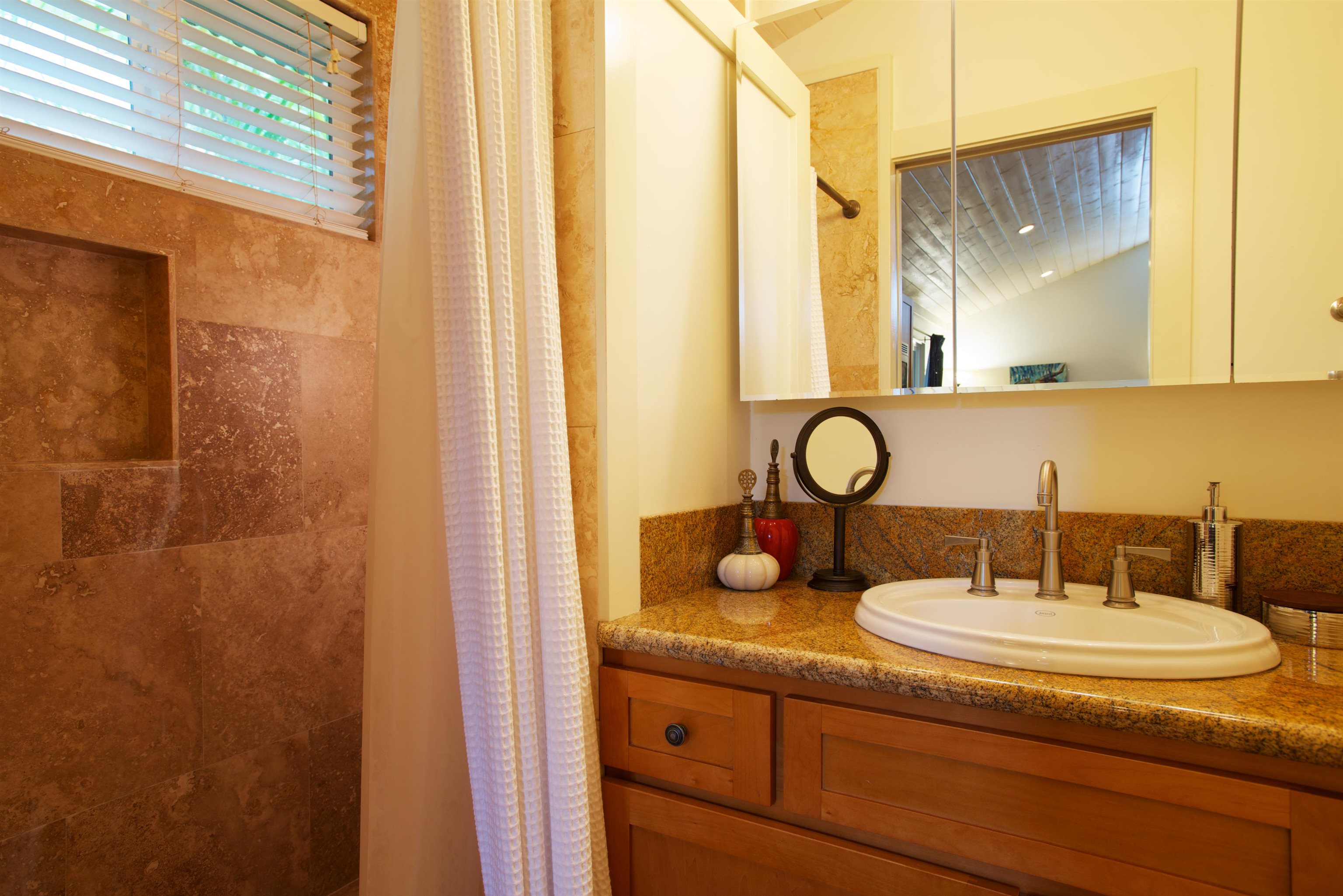 40  Ae Ln Paia Town, Spreckelsville/Paia/Kuau home - photo 10 of 24